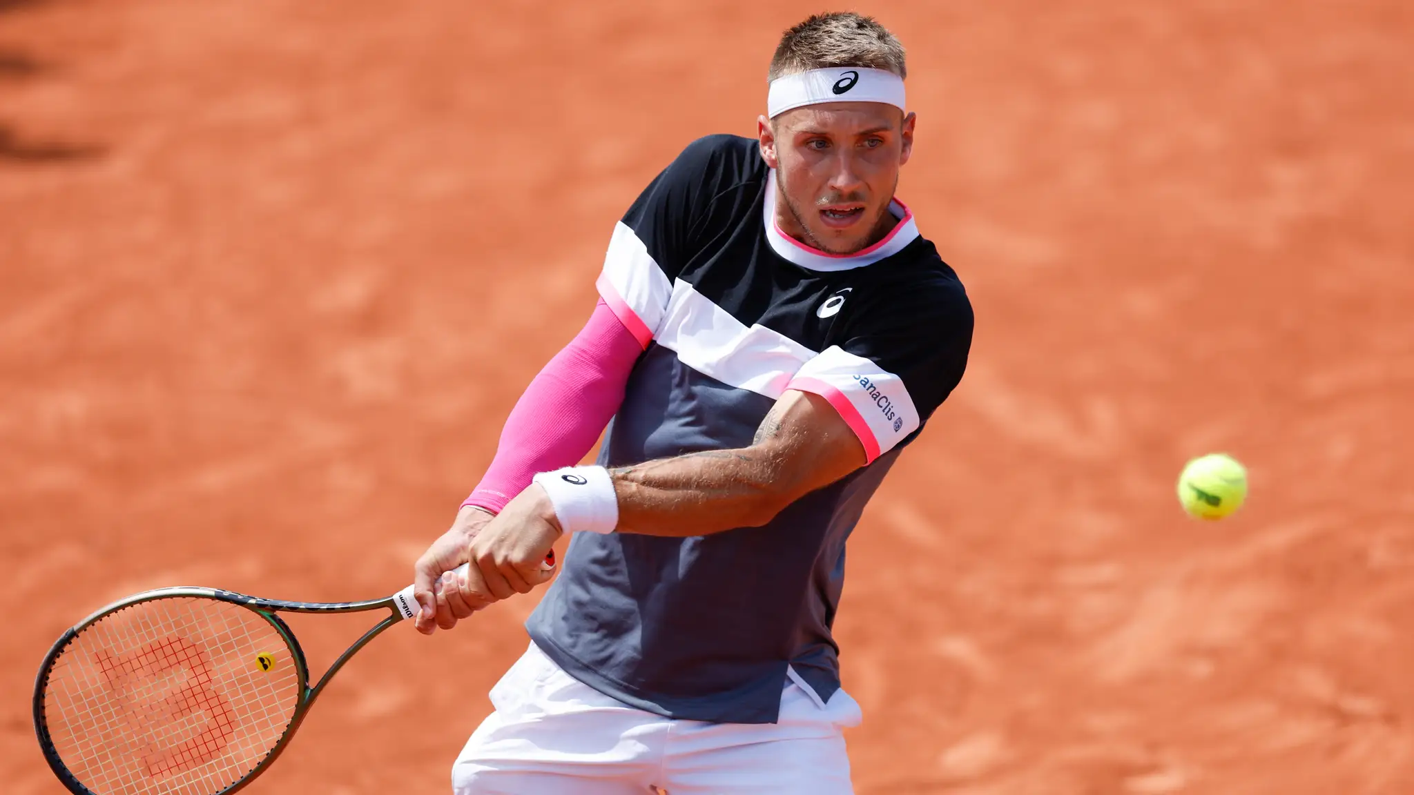 Slovenský tenista Alex Molčan odvracia úder v zápase proti Francúzovi Hugovi Gastonovi.
