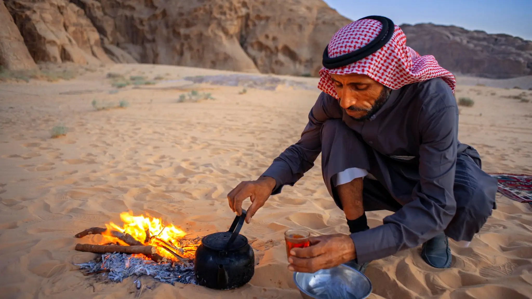 Beduín varí čaj na otvorenom ohni v púšti Wadi Rum v Jordánsku.