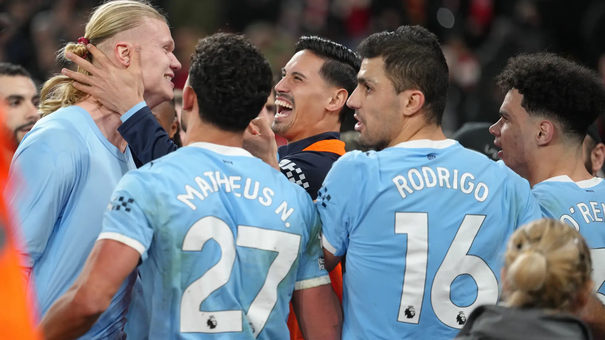 Futbalista Manchestru City Erling Haaland (druhý zľava) sa teší so spoluhráčmi.
