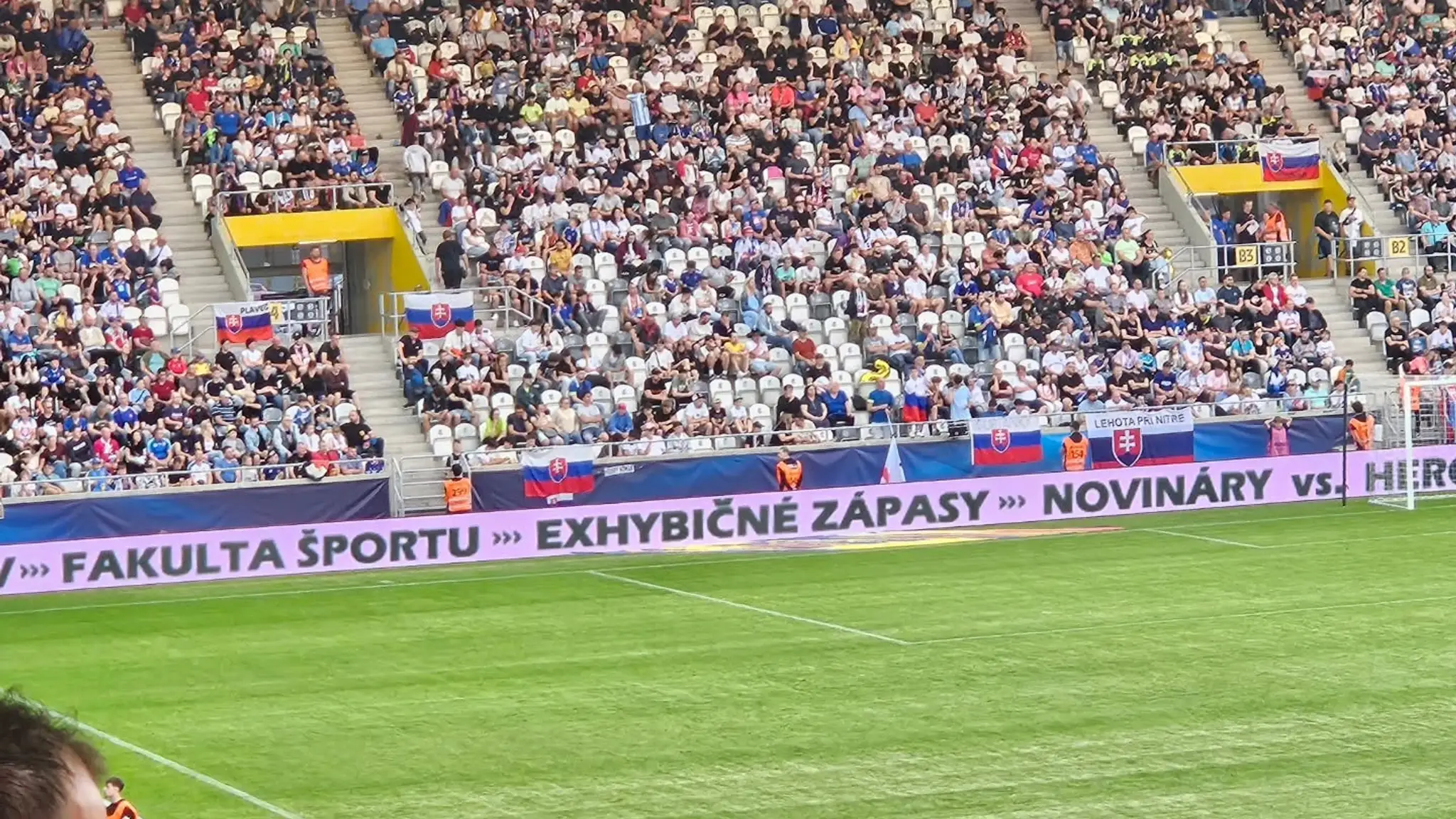Sporná reklama s jazykovými chybami na reprezentačnom zápase rozpútala diskusiu.