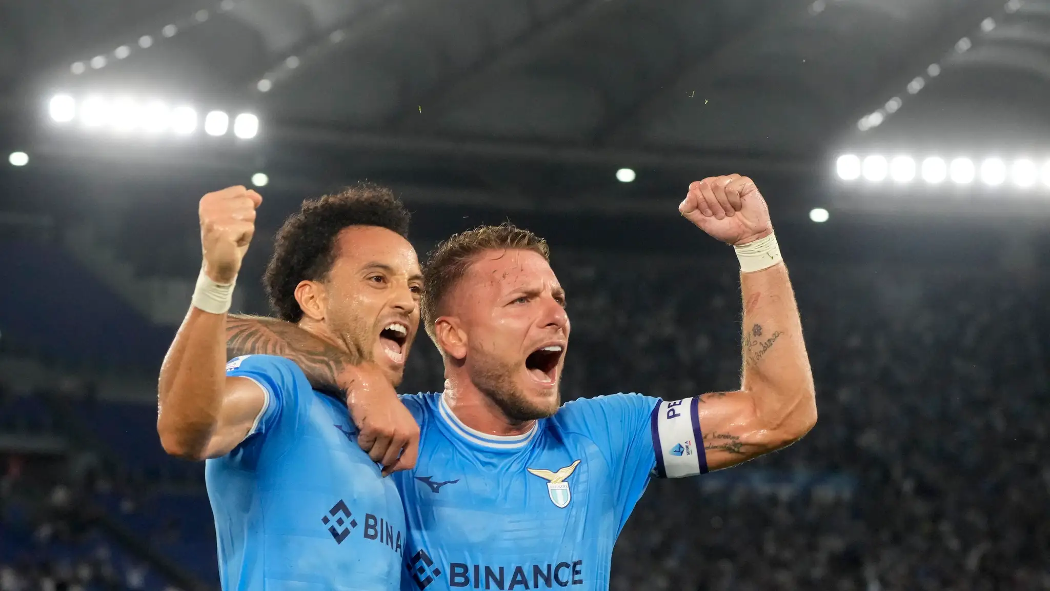 Zľava Felipe Anderson a Ciro Immobile z Lazia oslavujú gól proti Interu Miláno.