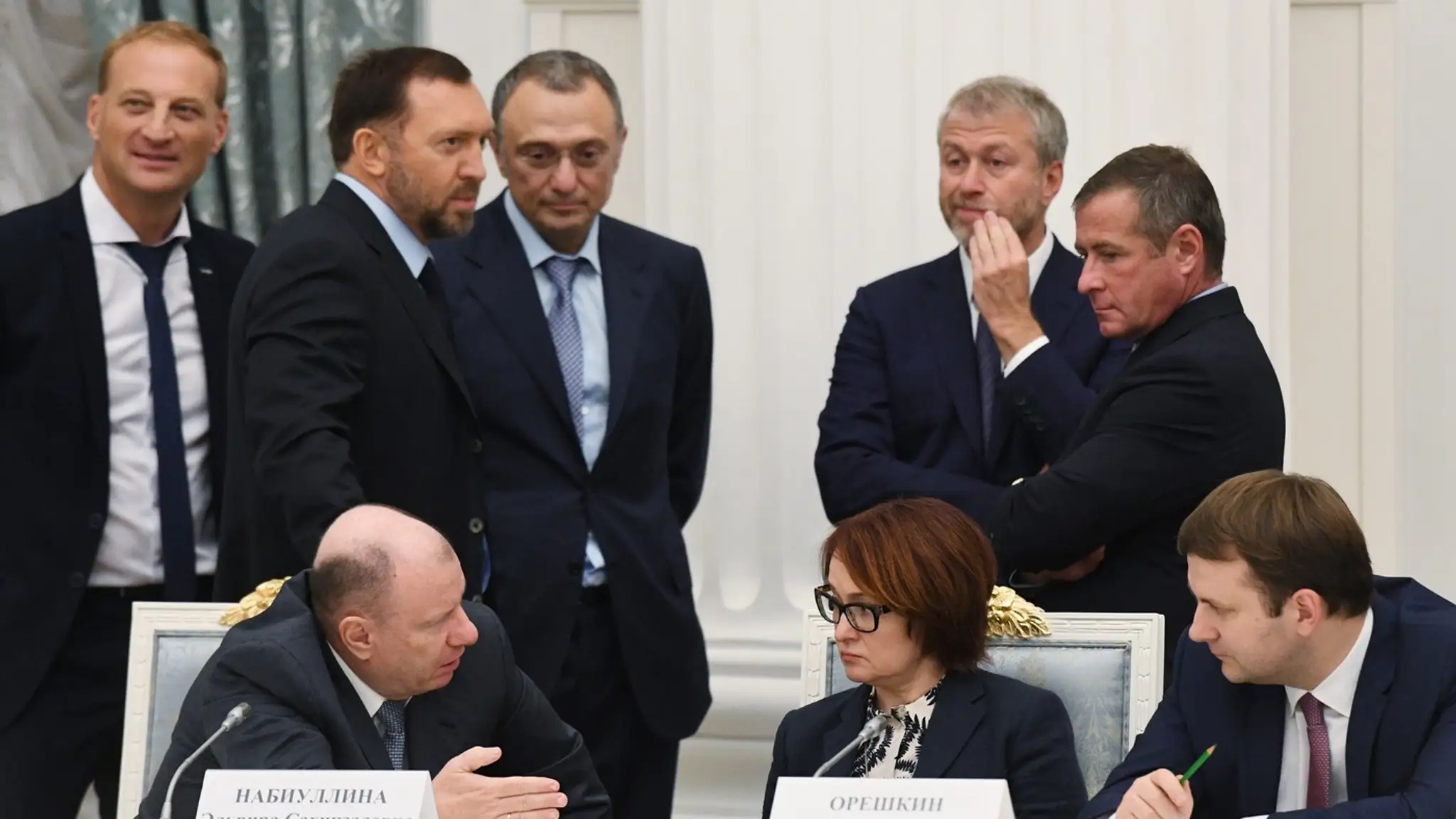 Ruskí oligarchovia Suleiman Kerimov (tretí zľava) a Roman Abramovič (druhý sprava) na archívnej snímke z roku 2017.