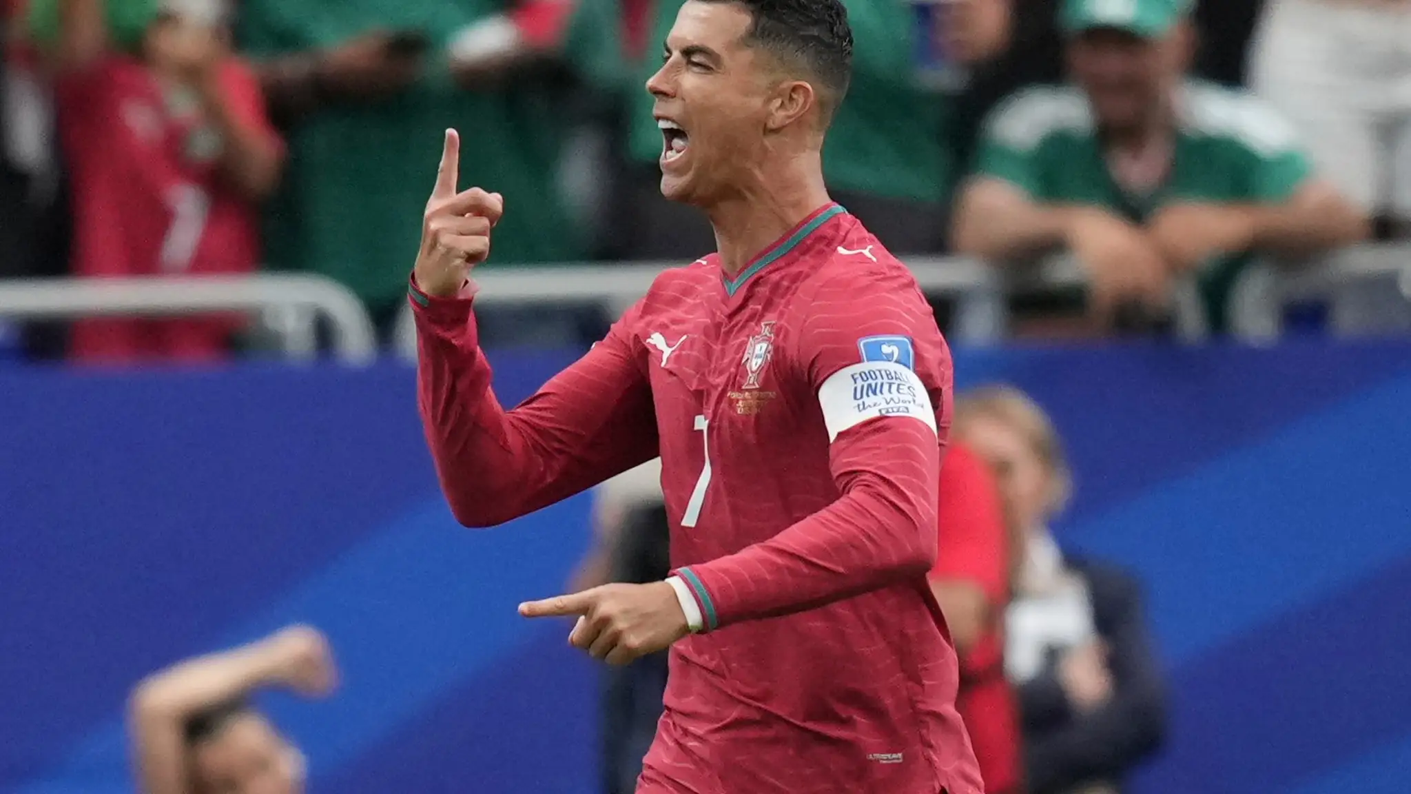 Futbalista Portugalska Cristiano Ronaldo sa raduje z gólu.