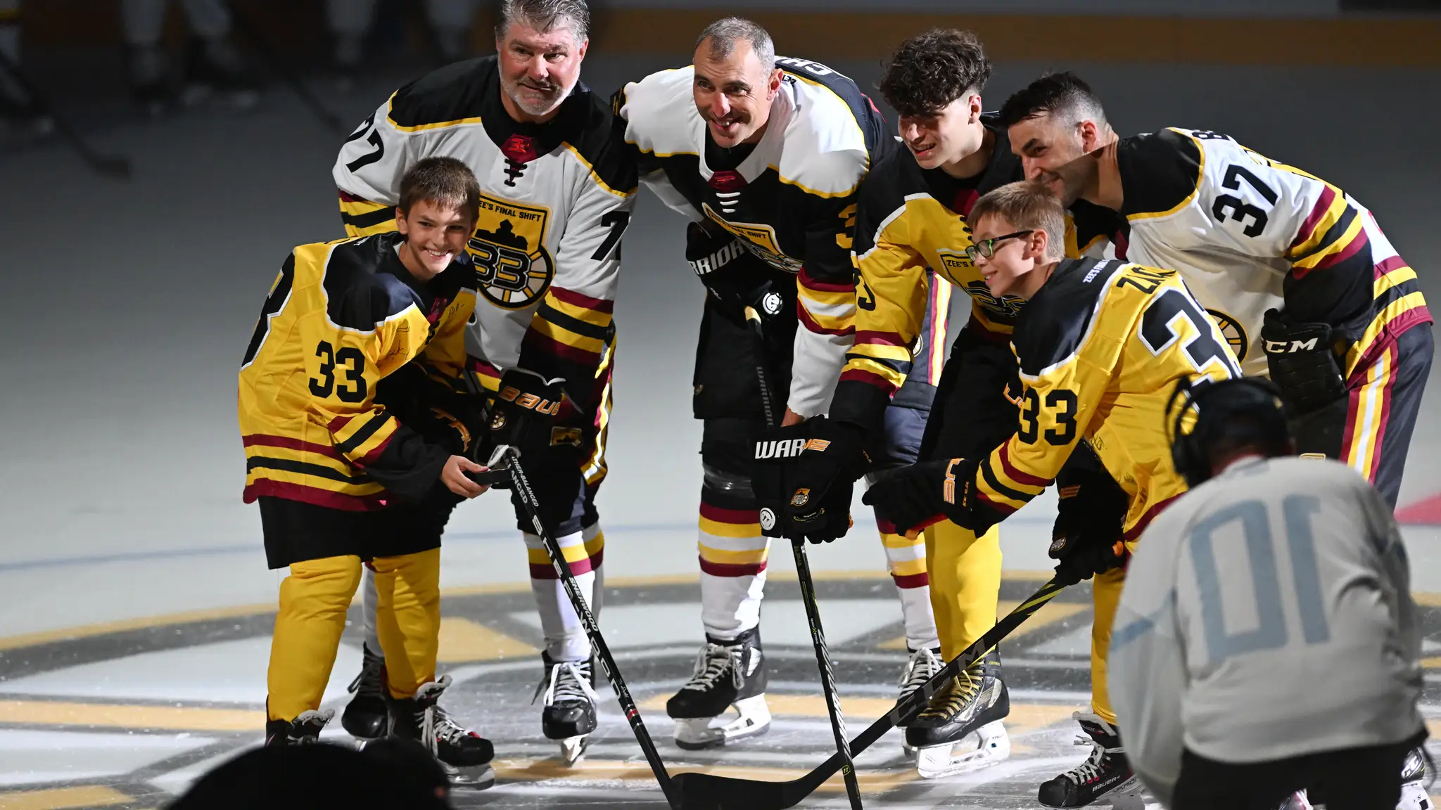 Zľava Ray Bourque, Zdeno Chára a Patrice Bergeron počas rozlúčkového zápasu ZEE'S FINAL SHIFT.