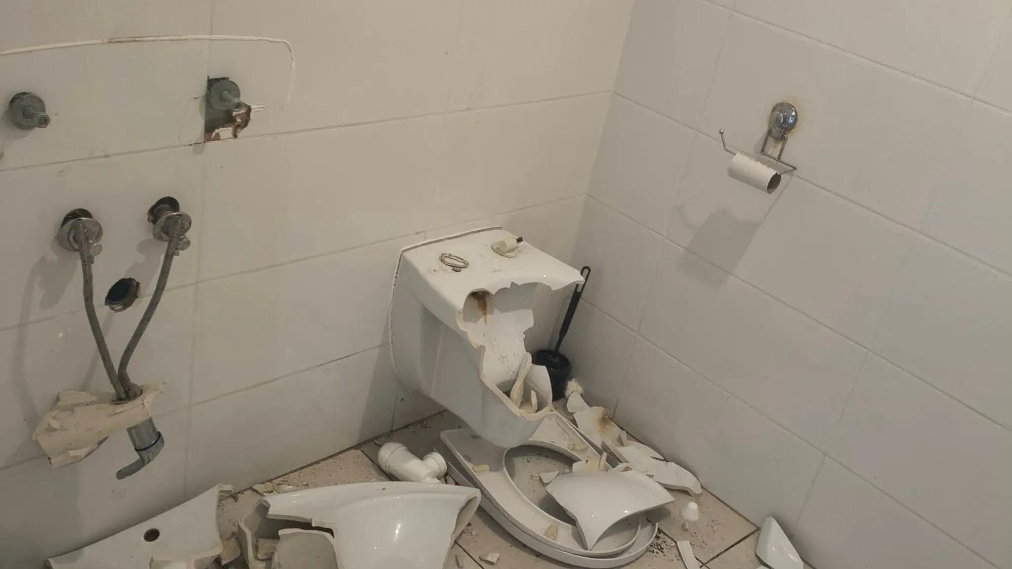 Zdevastované toalety v Malých Levároch. (cropped)