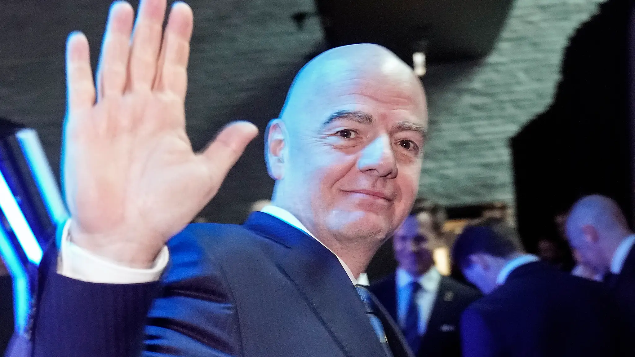 Na snímke prezident FIFA Gianni Infantino máva počas žrebu európskej kvalifikácii MS 2026