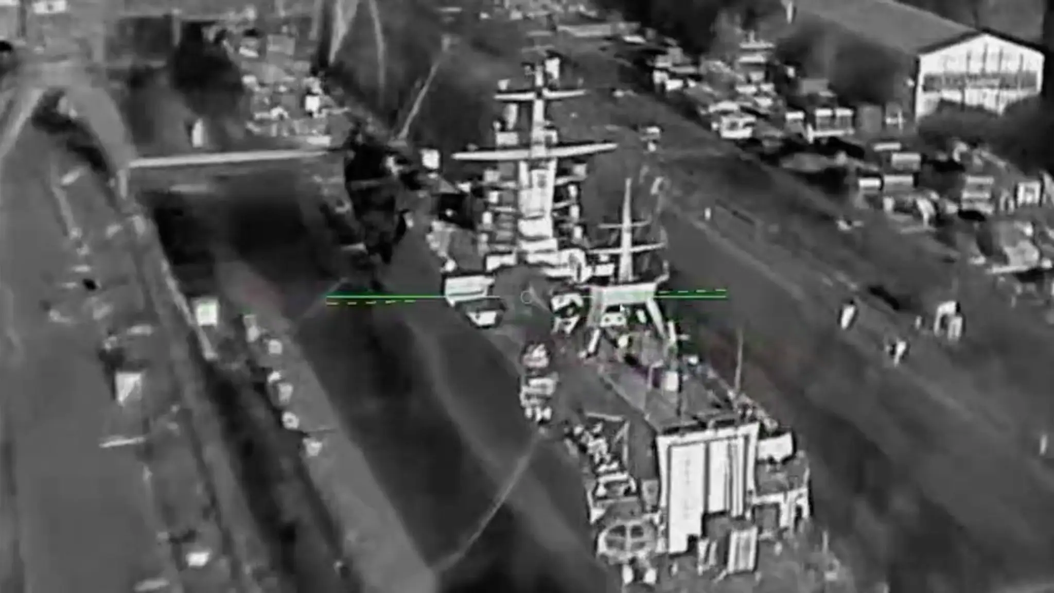 Ruská raketová korveta Bojkij tesne pred zásahom dronom.