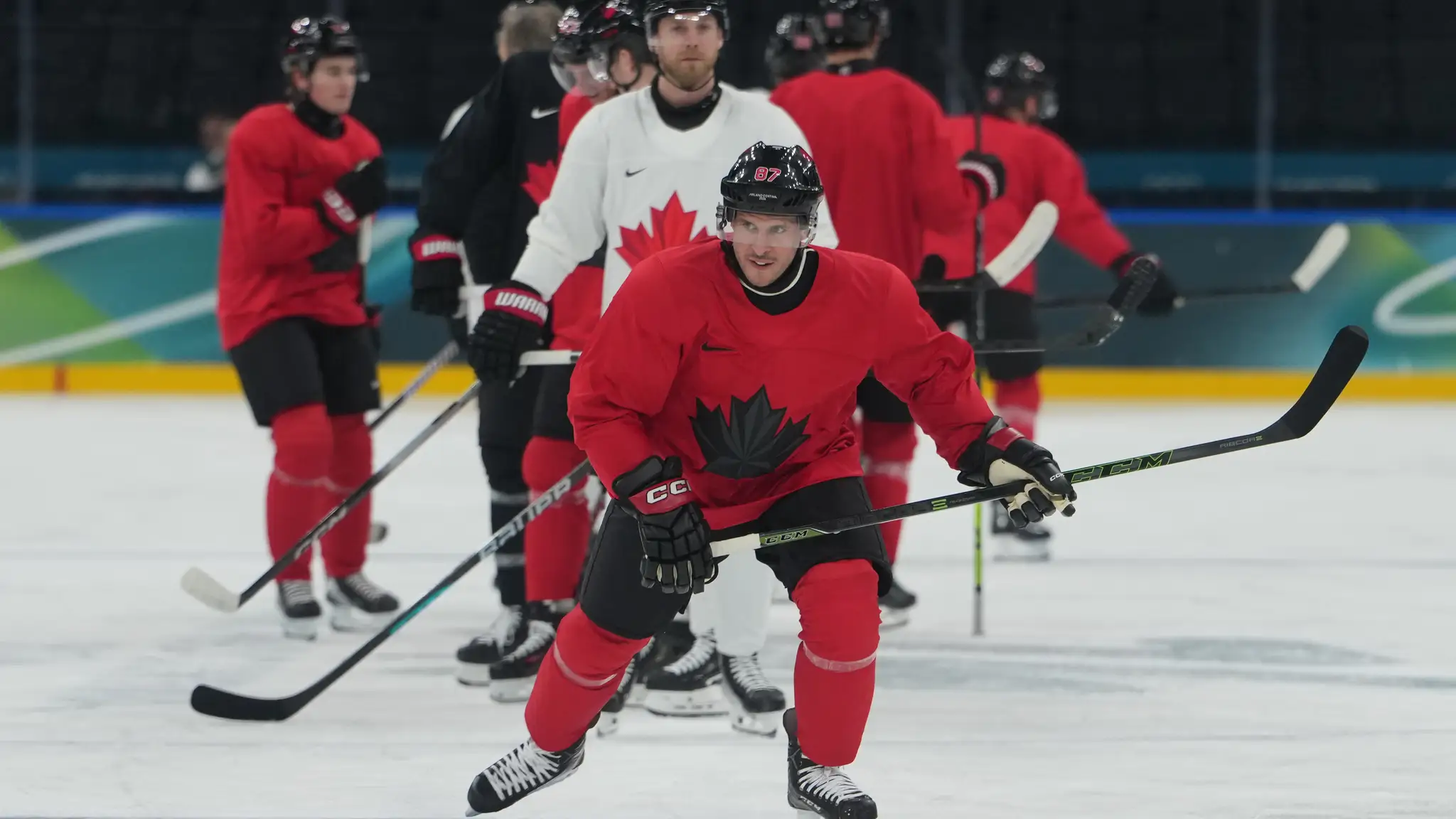 Kanaďan Sidney Crosby (v popredí) počas tréningu kanadskej hokejovej reprezentácie