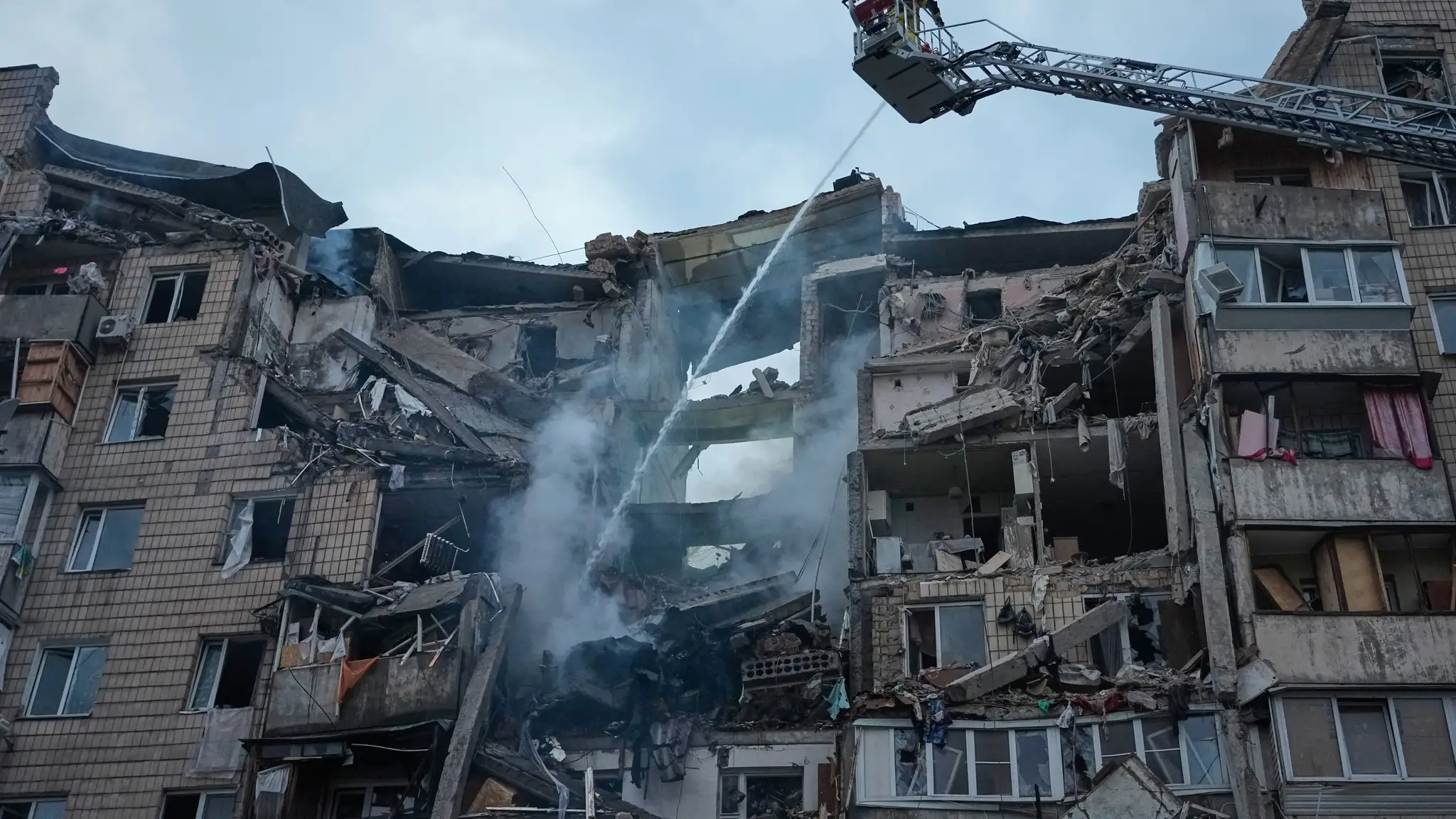 Poškodená bytovka v Kyjeve po ruskom útoku.