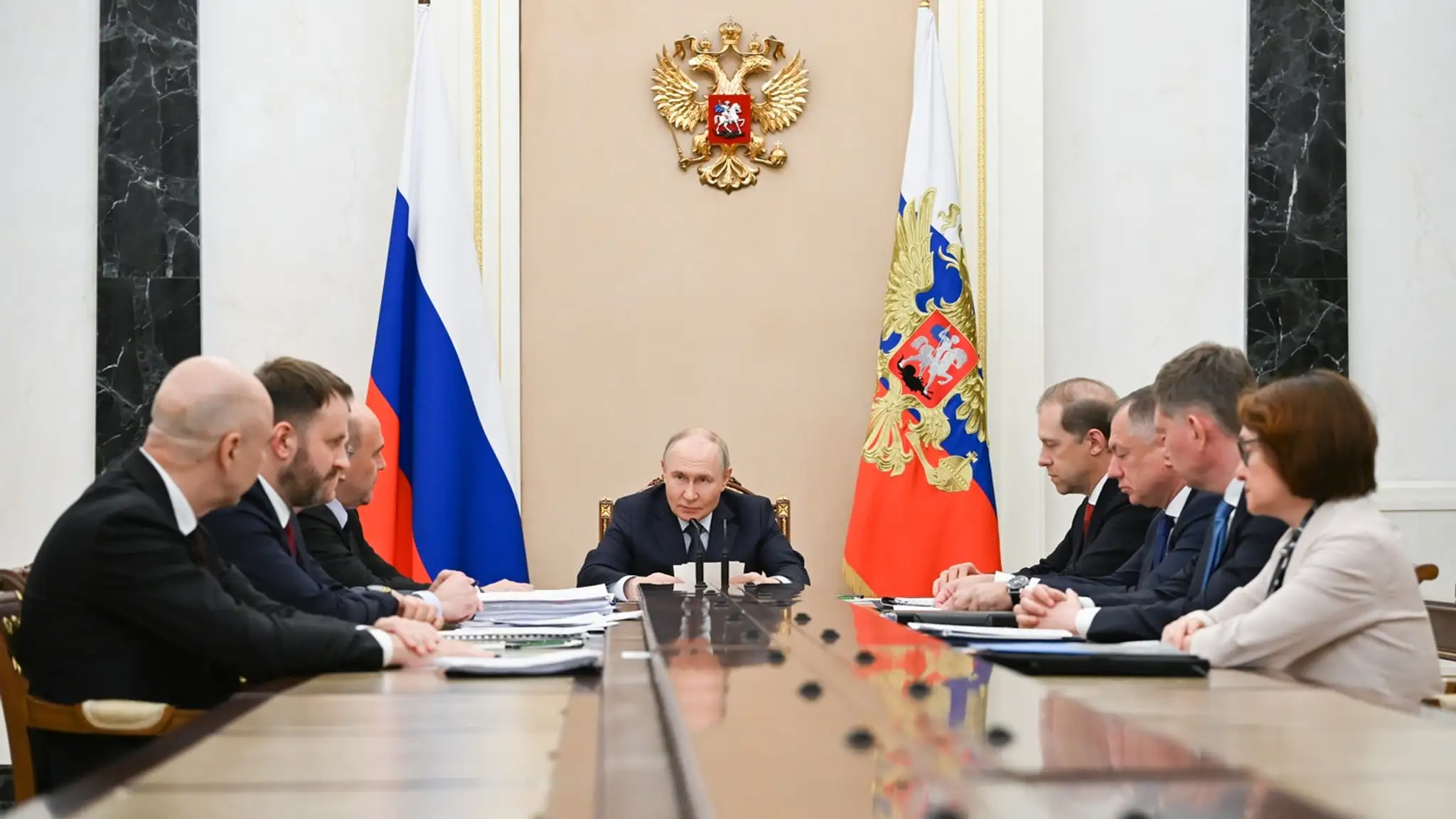 Ruský prezident Vladimir Putin rokuje s členmi vlády.