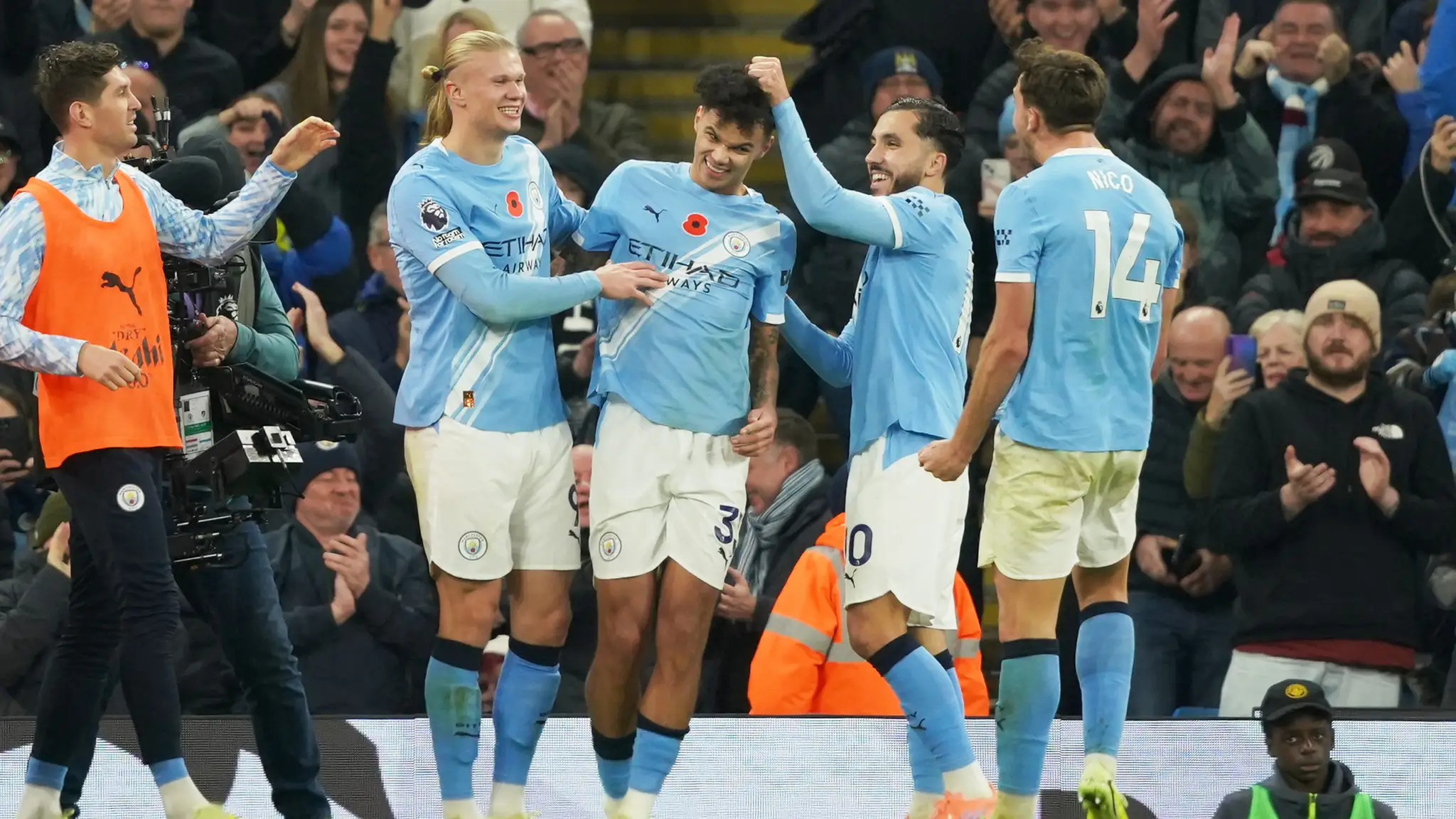 Futbalisti Manchestru City oslavujú gól.
