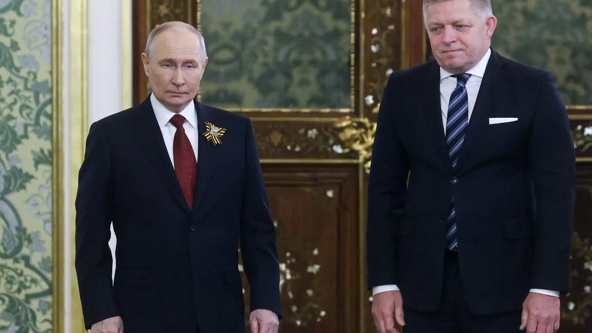 Ruský prezident Vladimir Putin (vľavo) a slovenský premiér Robert Fico pózujú počas stretnutia v moskovskom Kremli.