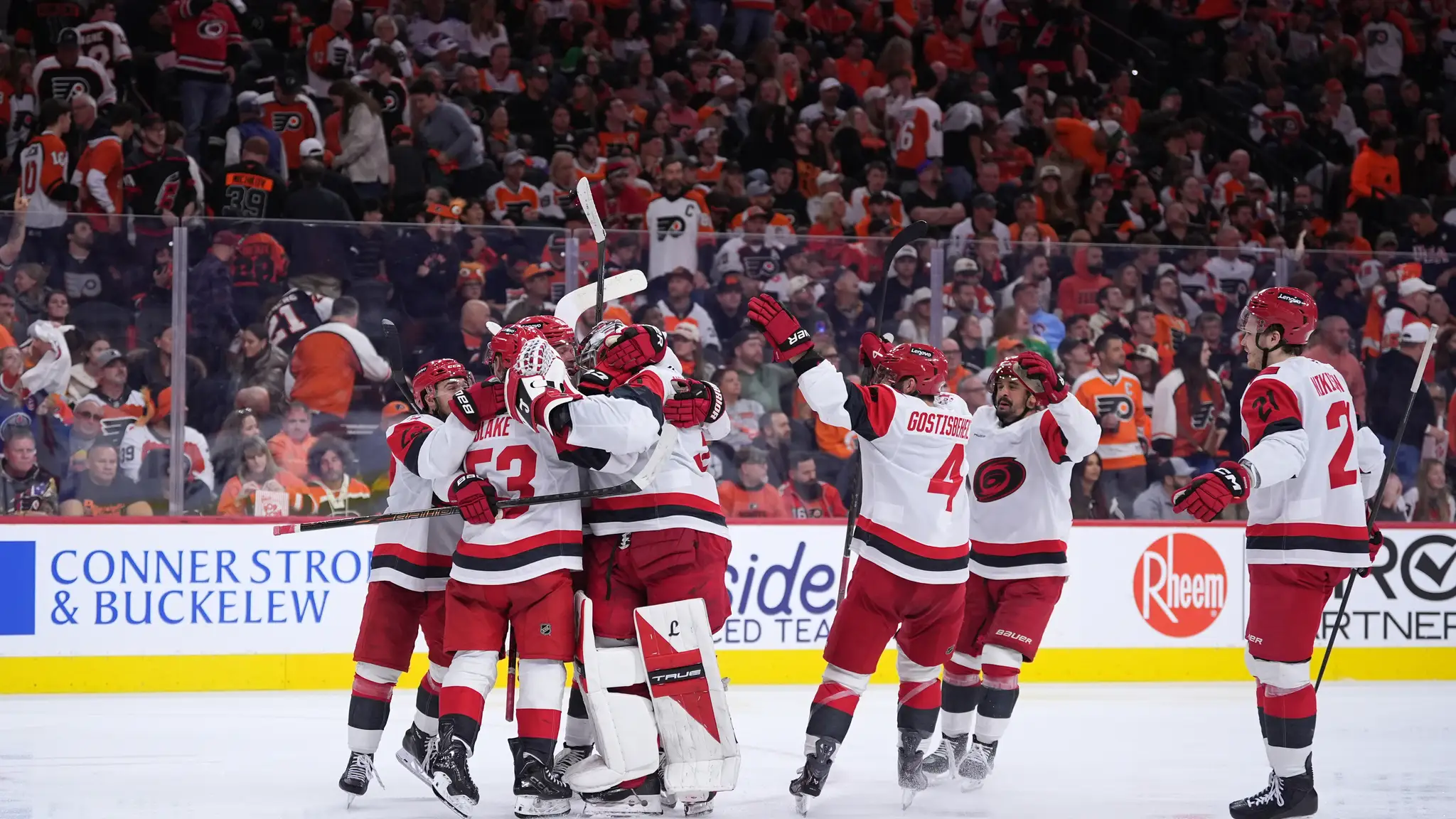 Hokejisti Caroliny Hurricanes oslavujú postup.