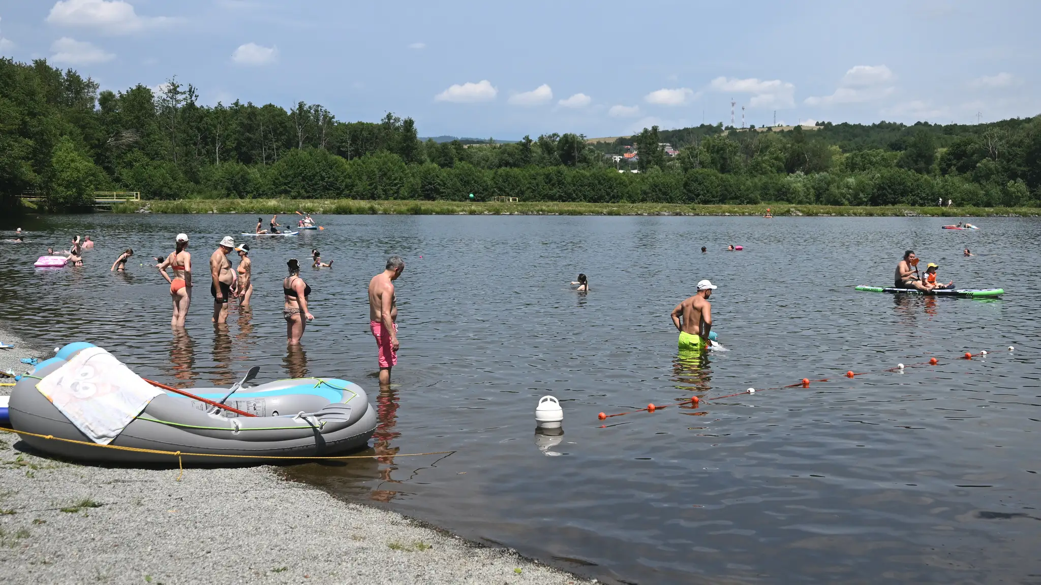 Ľudia sa počas horúčav chladia vo vode.