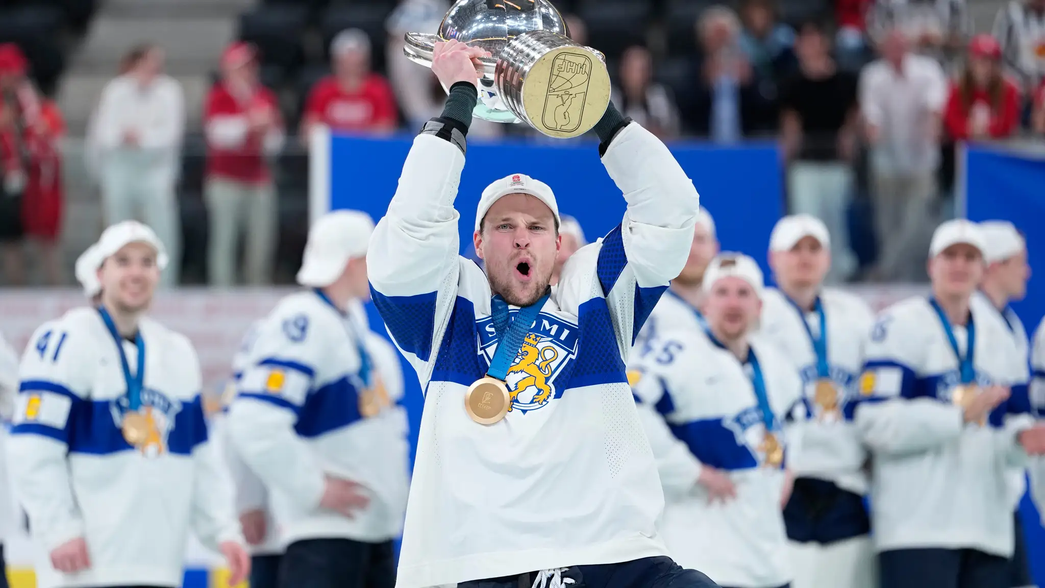 Fínski hokejisti oslavujú titul na MS v hokeji 2026