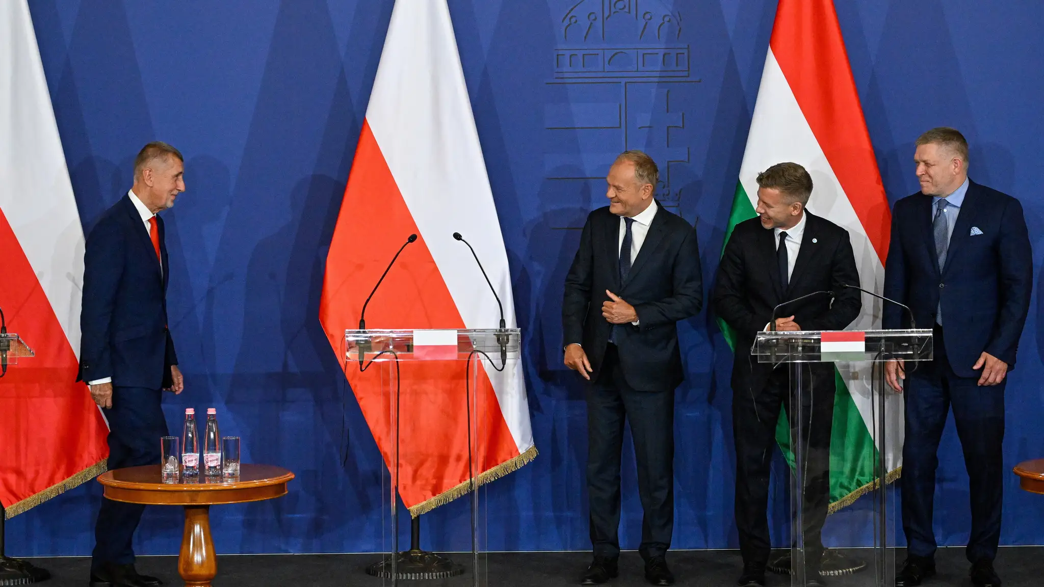 Na snímke premiéri krajín Vyšehradskej štvorky (V4) sprava Robert Fico (Slovensko), Péter Magyar (Maďarsko), Donald Tusk (Poľsko) a Andrej Babiš (Česko).