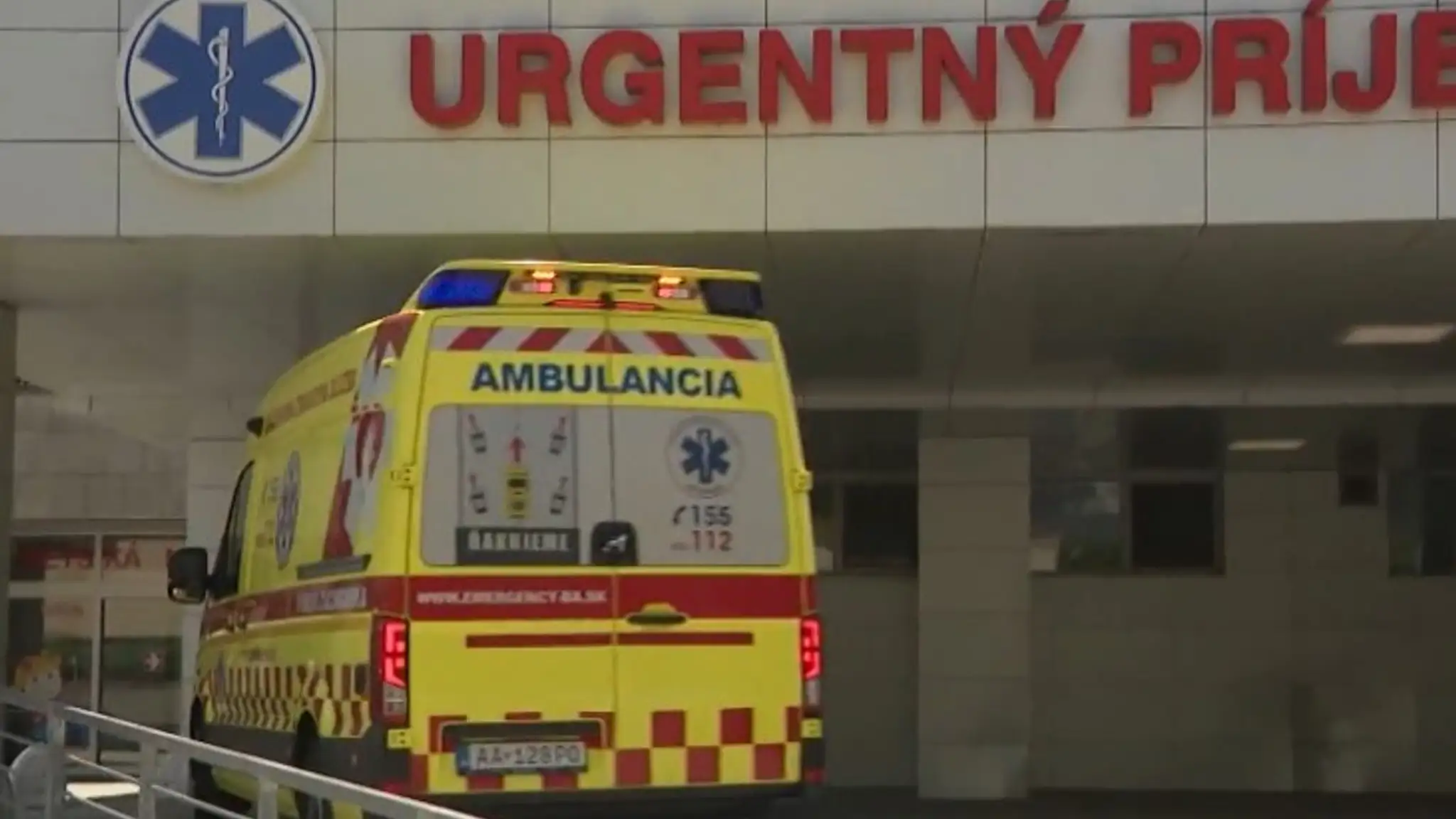 Na snímke sanitka, ktorá prichádza na urgentný príjem.