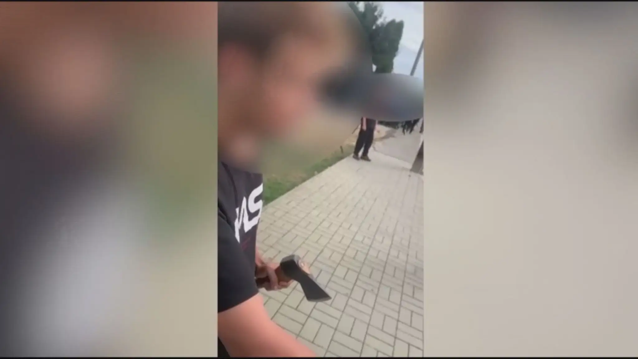 Mladík sa vyhrážal pred školou so sekerou v ruke