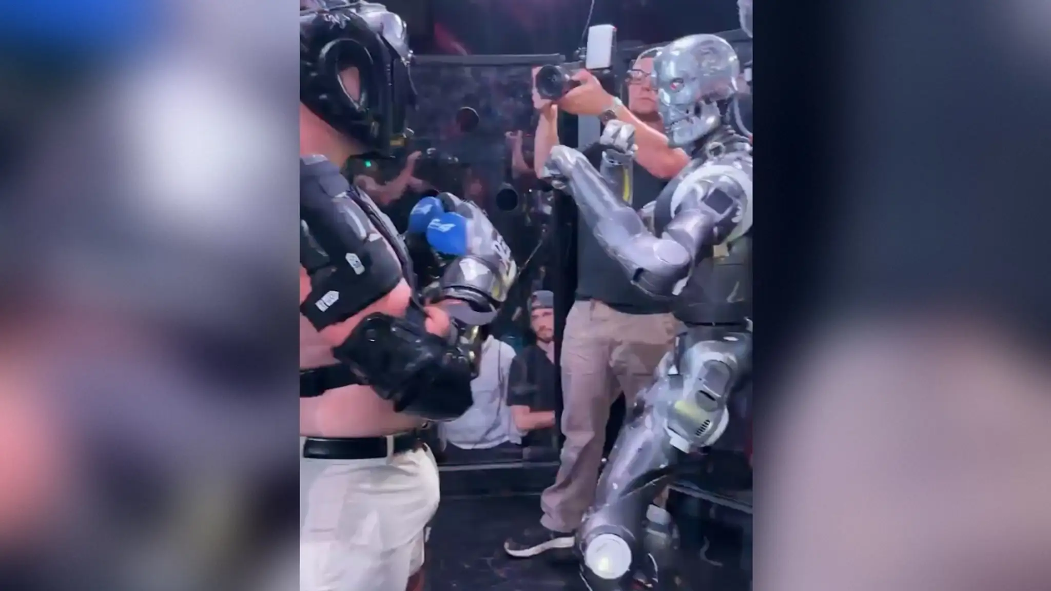 Človek vs. robot.