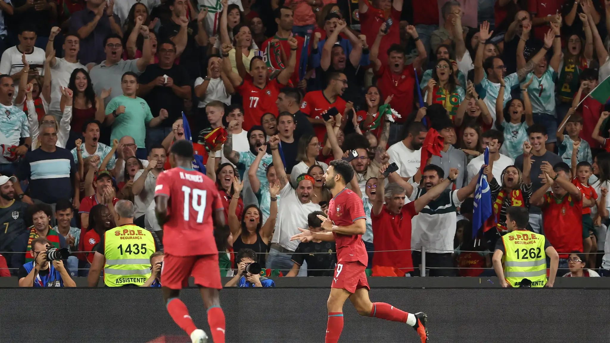 Futbalisti Portugalska oslavujú gól.