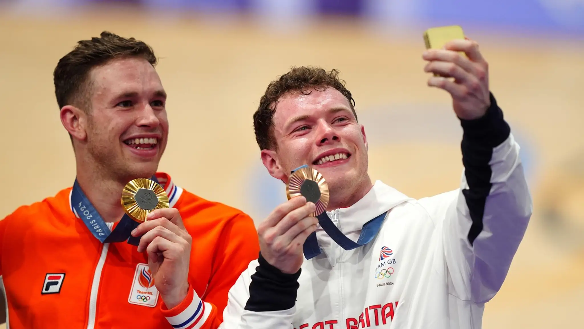 Jack Carlin sa teší z olympijskej medaily