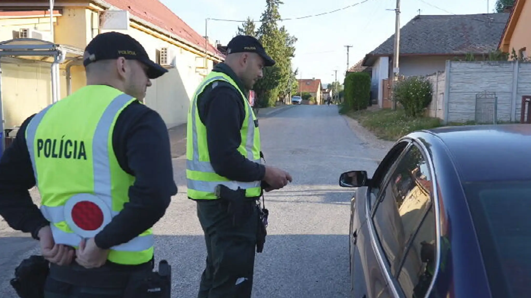 Na snímke policajná hliadka, ktorá zastavuje vodičov a dáva im fúkať.