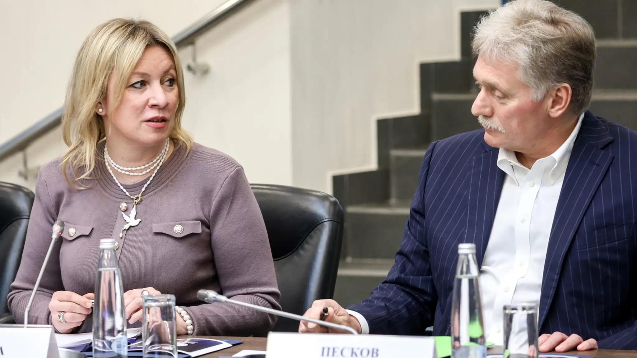 Hovorkyňa ruského ministerstva zahraničných vecí Marija Zacharovová a hovorca Kremľa Dmitrij Peskov.