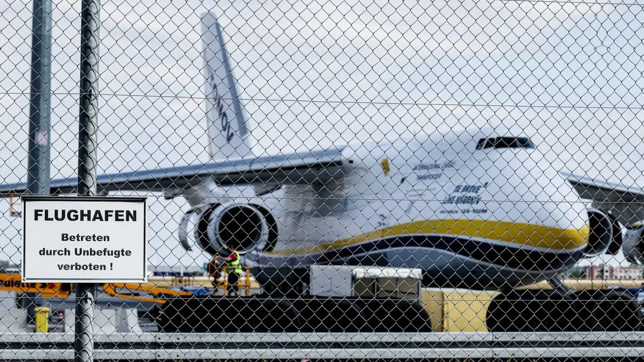 Ukrajinský Antonov na letisku v Lipsku.