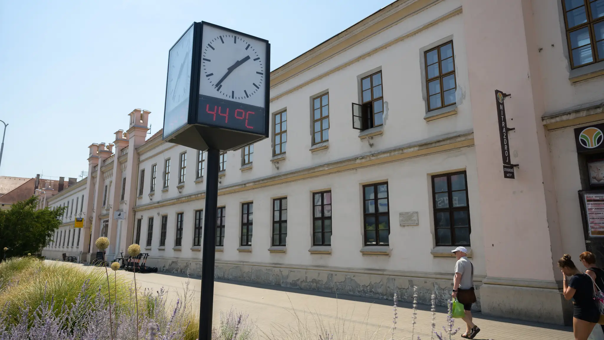 Na snímke teplomer ukazuje 44 stupňov Celzia v centre Nitry vo štvrtok 6. augusta 2026. 