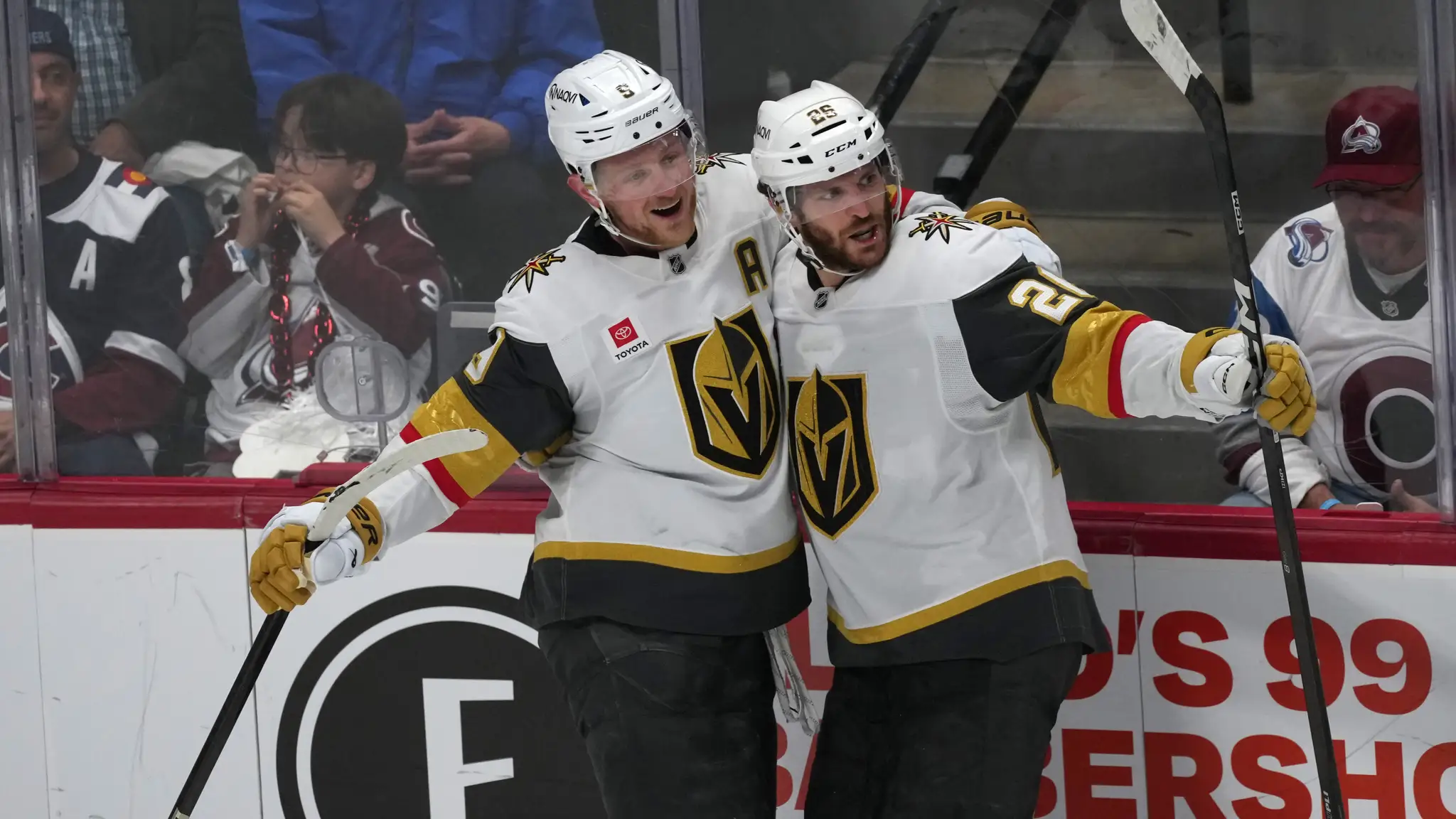 Hokejisti Vegas Golden Knights oslavujú gól.