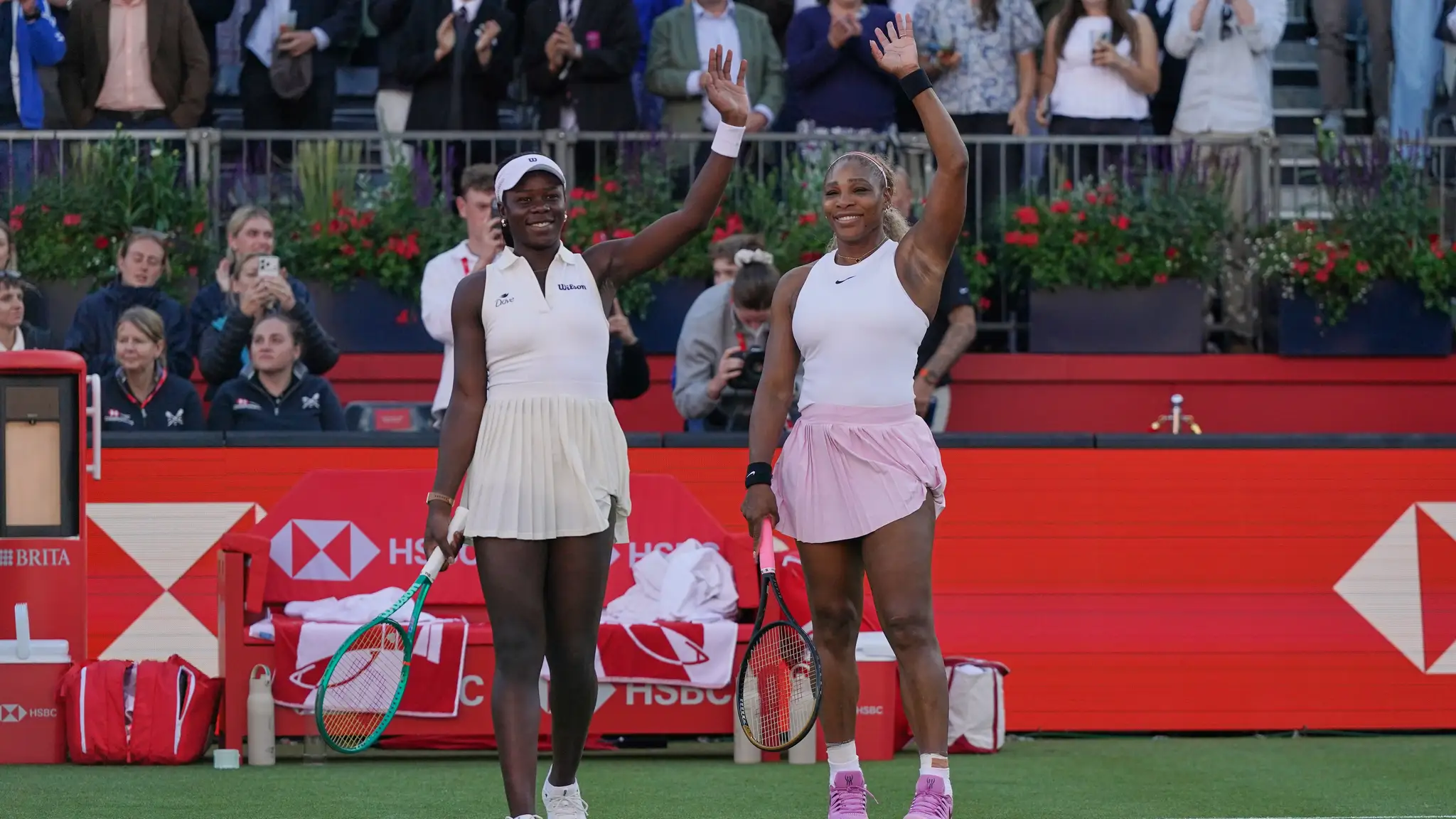 Americko-kanadská dvojica Serena Williamsová (vpravo) a Victoria Mboková sa radujú z výhry