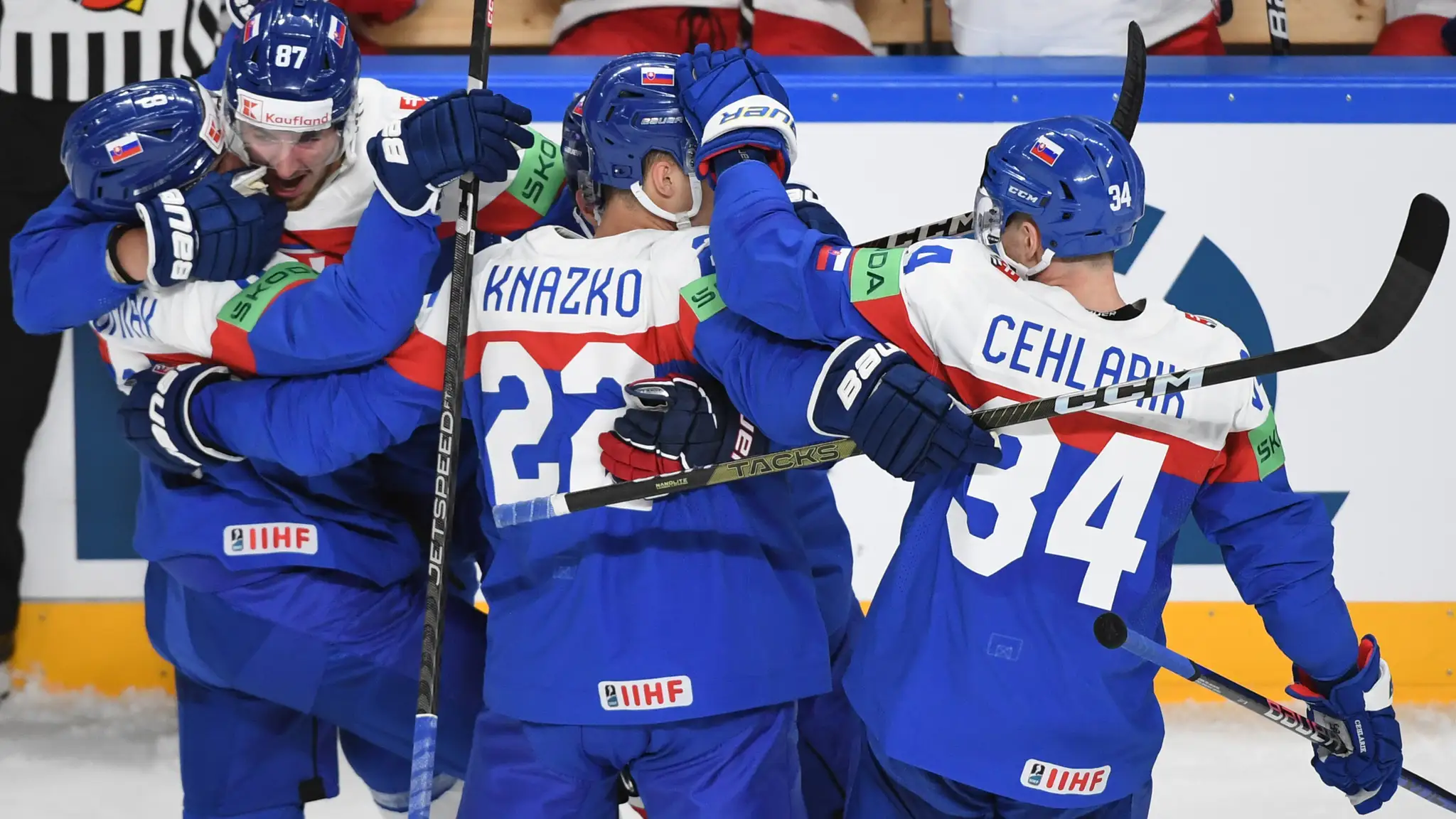 Na snímke slovenskí hokejisti sprava Peter Cehlárik,  Samuel Kňažko, Pavol Regenda a Martin Chromiak sa tešia po strelení úvodného gólu v presilovke.
