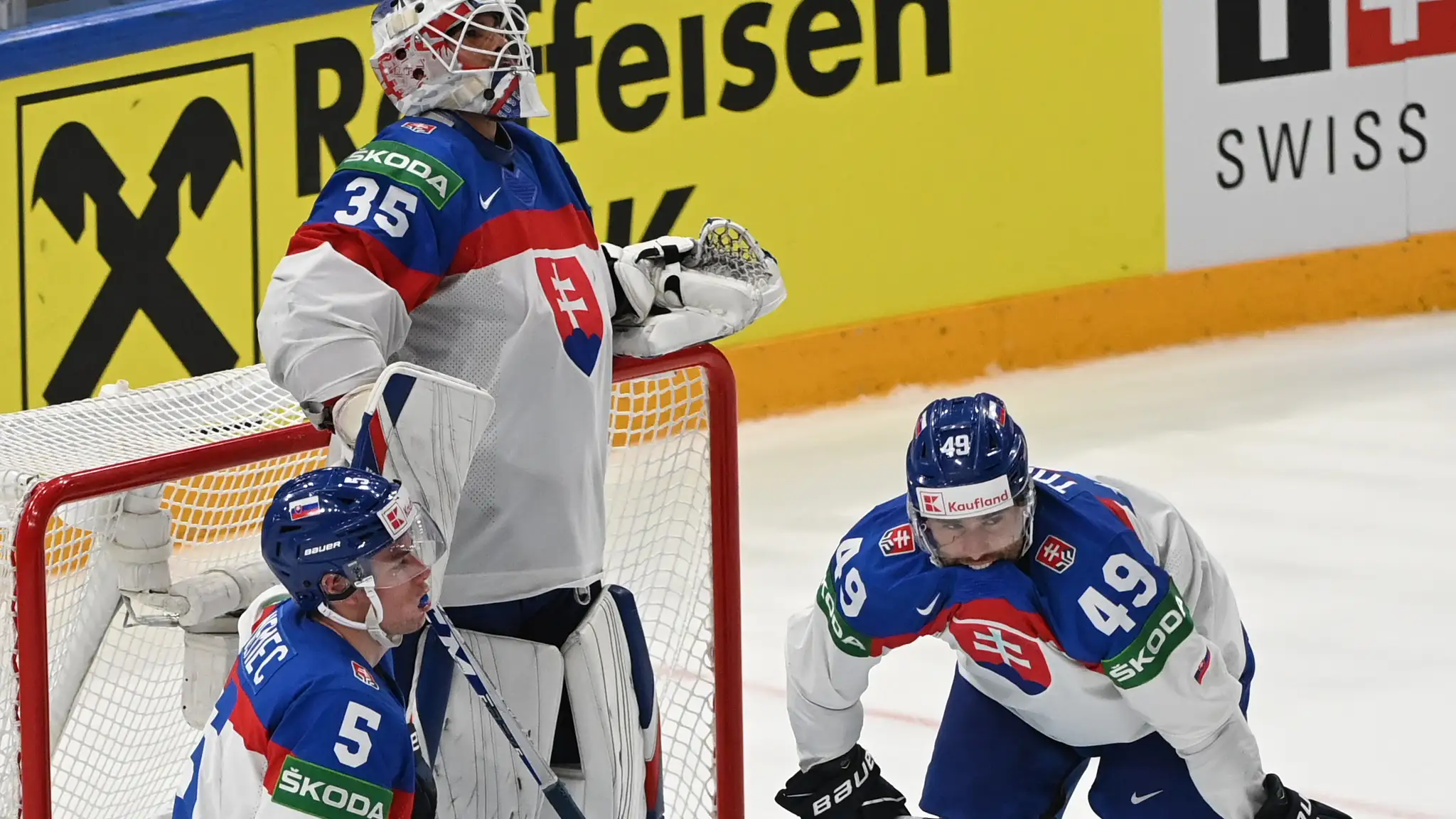 Zľava Šimon Nemec, Adam húska a Samuel Takáč smútia po prehre s Fínskom vo štvrťfinále MS 2022.