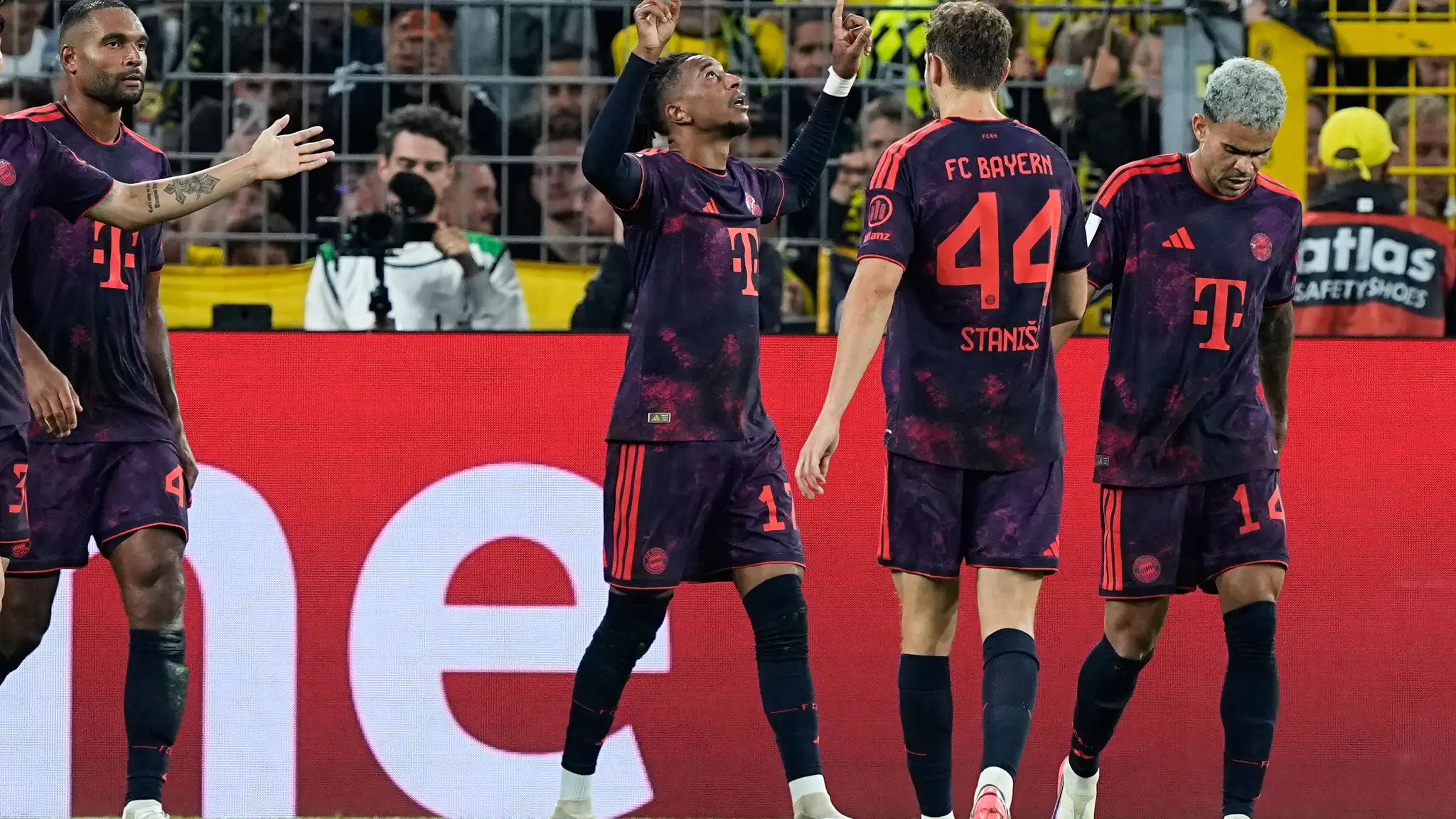 Futbalisti Bayernu Mníchov oslavujú prvú trofej.