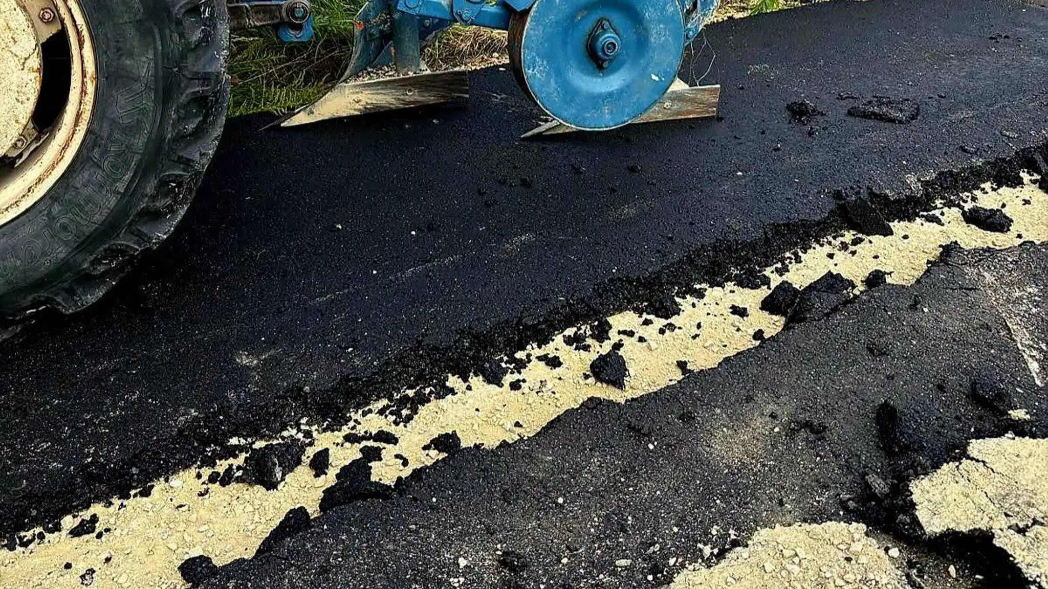 Farmár zničil čerstvo vyasfaltovanú cestu