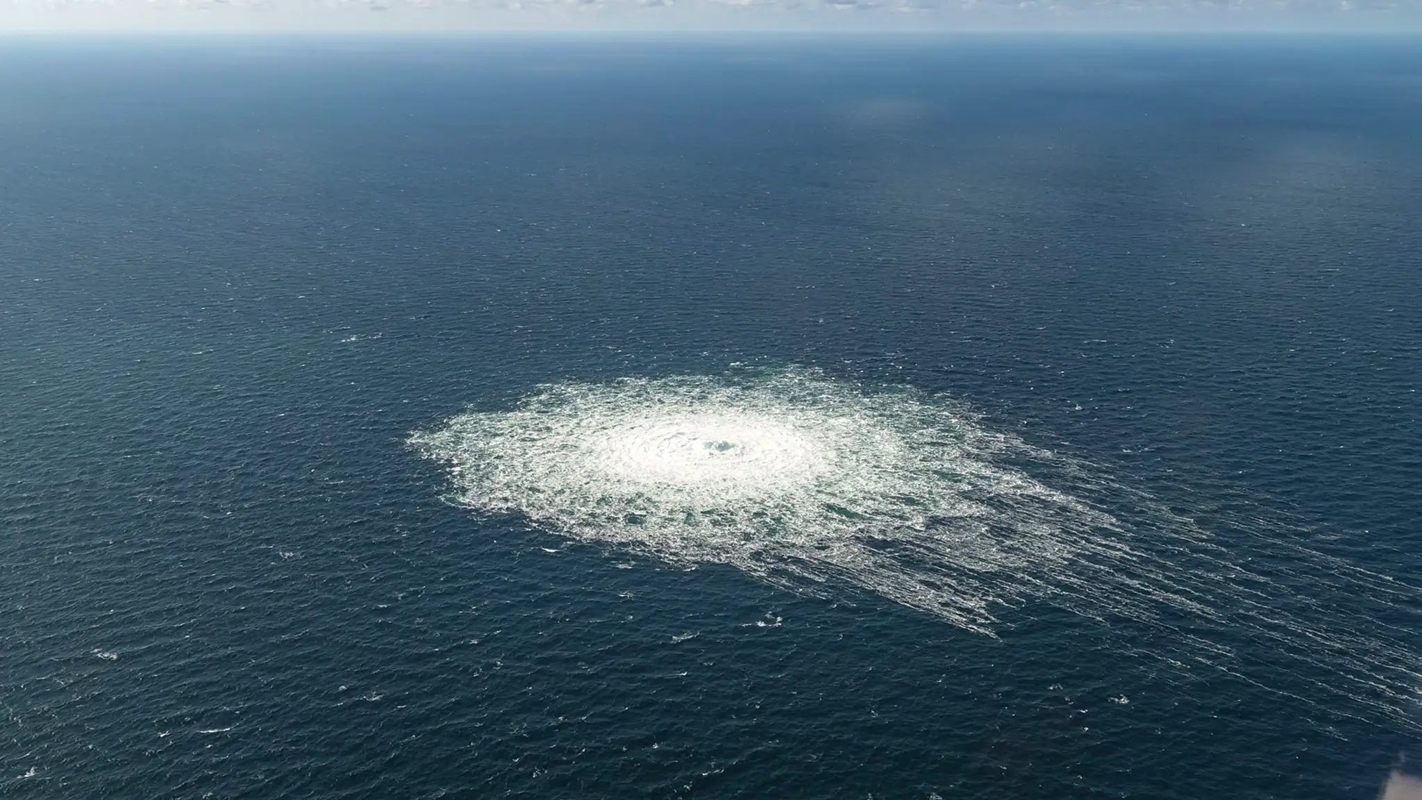 Plyn unikajúci z poškodeného potrubia plynovodu Nord Stream I.