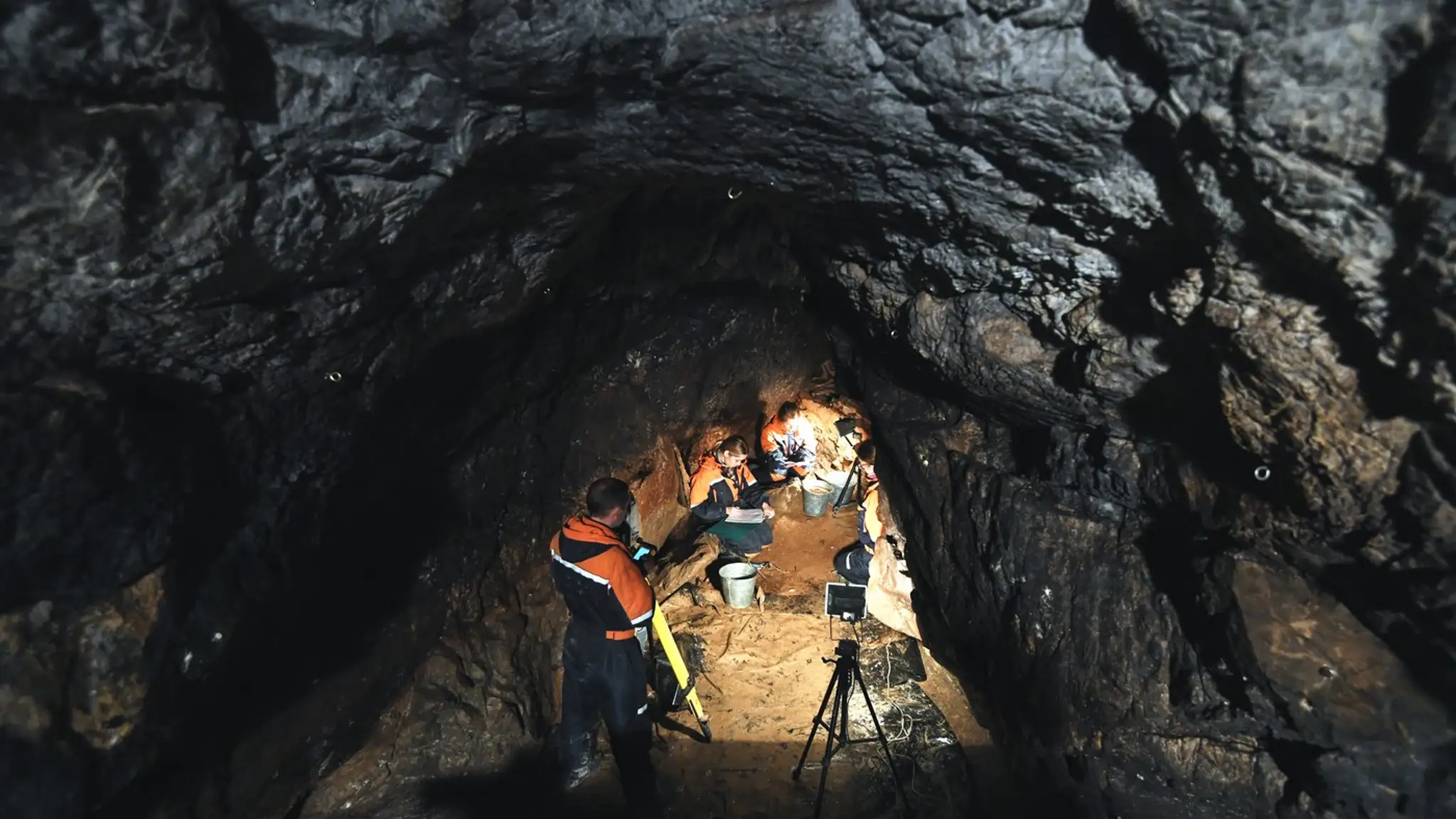 Archeológovia z Inštitútu archeológie a etnografie Sibírskej pobočky Ruskej akadémie vied vykonávajú práce v galérii v Denisovovej jaskyni.