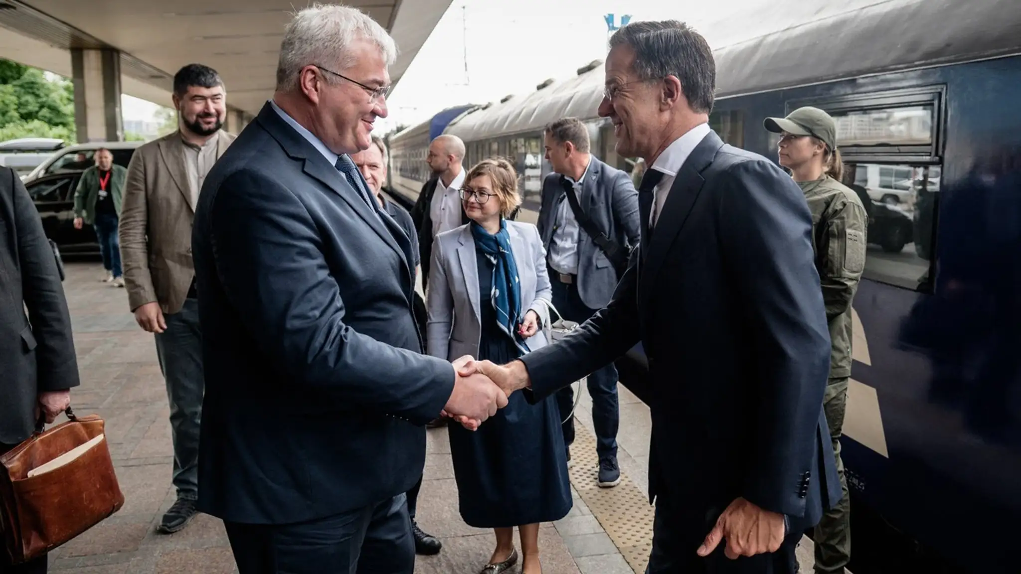 Ukrajinský minister zahraničných vecí Andrij Sybiha (vľavo) víta generálneho tajomníka NATO Marka Rutteho (vpravo) pri jeho príchode do Kyjeva.