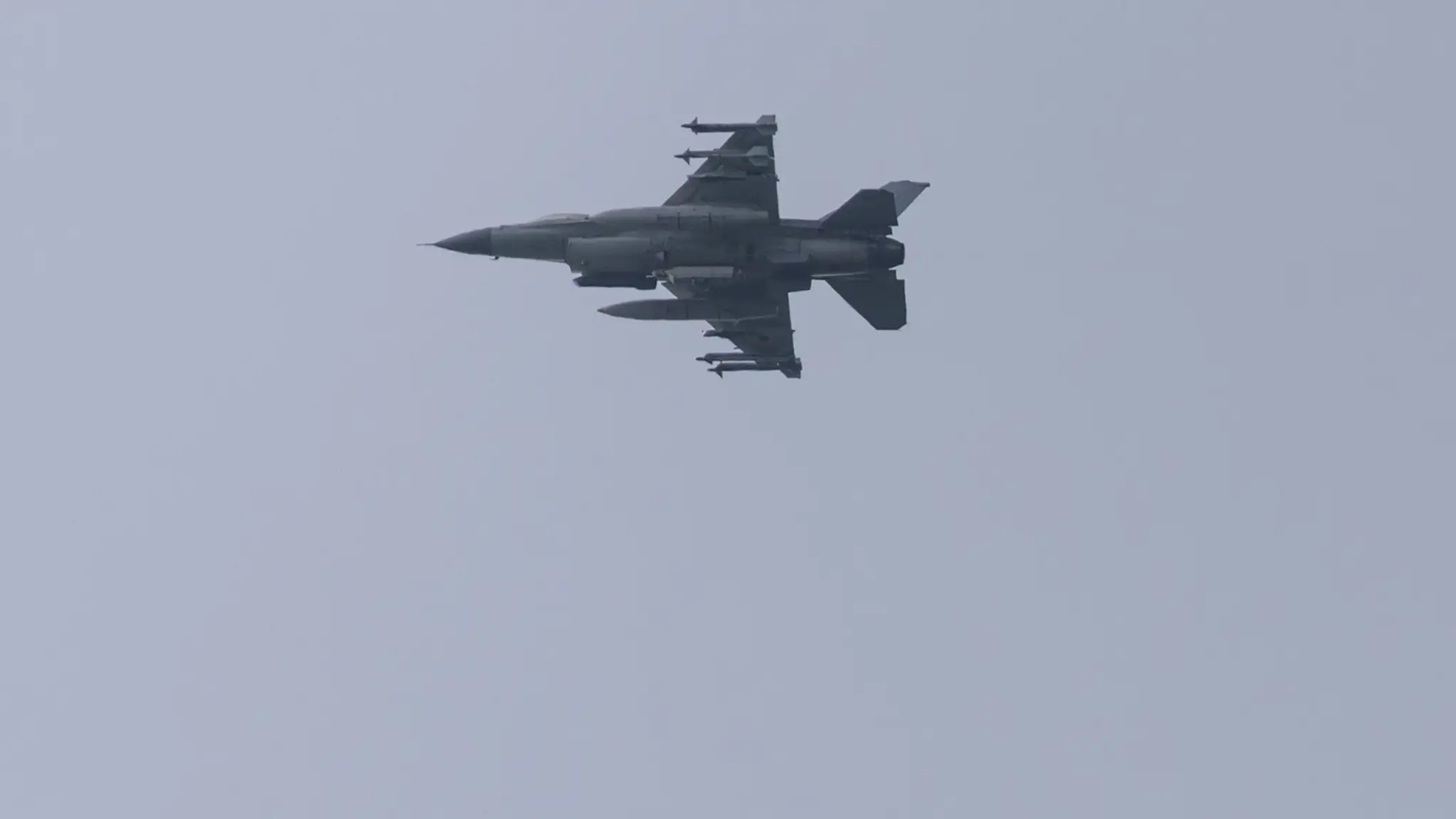 Stíhačka F-16 letí 18. augusta 2026 nad Kyjevom.