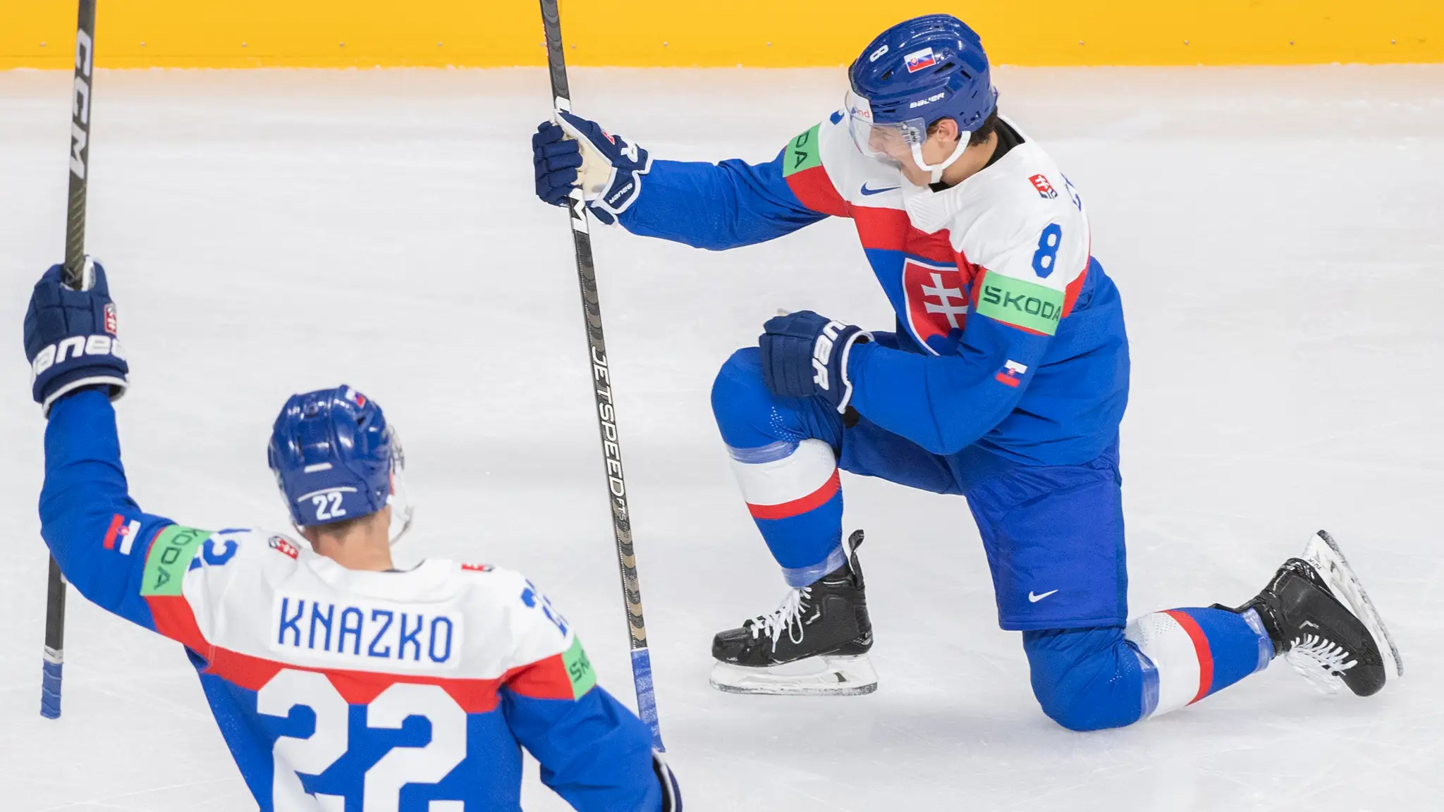 Na snímke slovenskí hokejisti sprava Martin Chromiak a Samuel Kňažko sa tešia po strelení úvodného gólu.