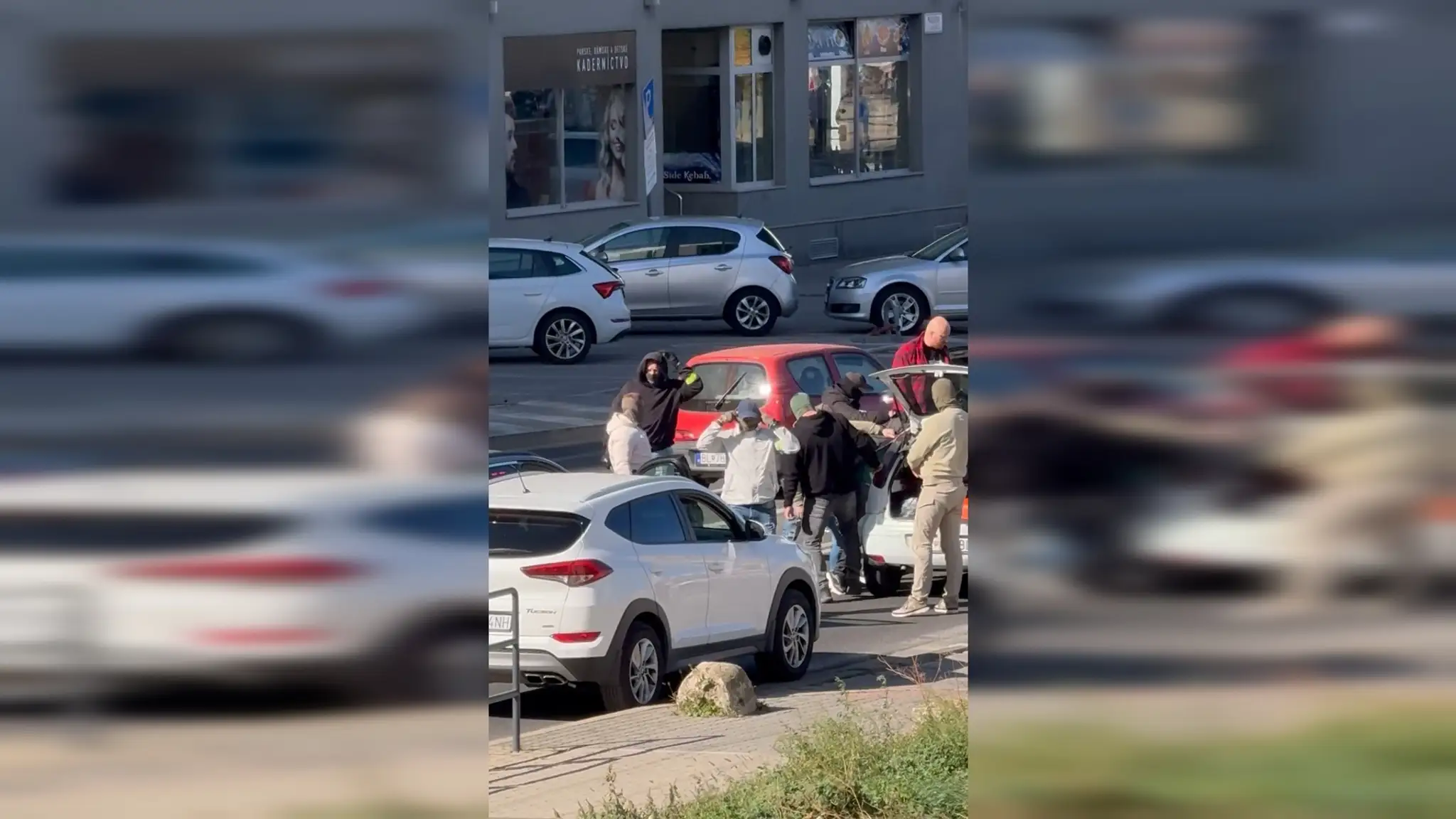 Zábery priamo z miesta incidentu.