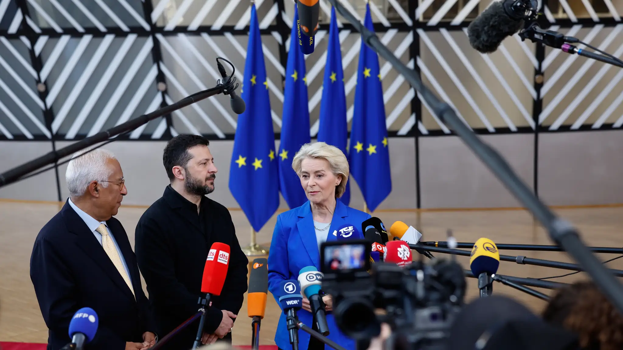 Na snímke zľava predseda Európskej rady António Costa, ukrajinský prezident Volodymyr Zelenskyj a šéfka Európskej komisie Ursula von der Leyenová. 