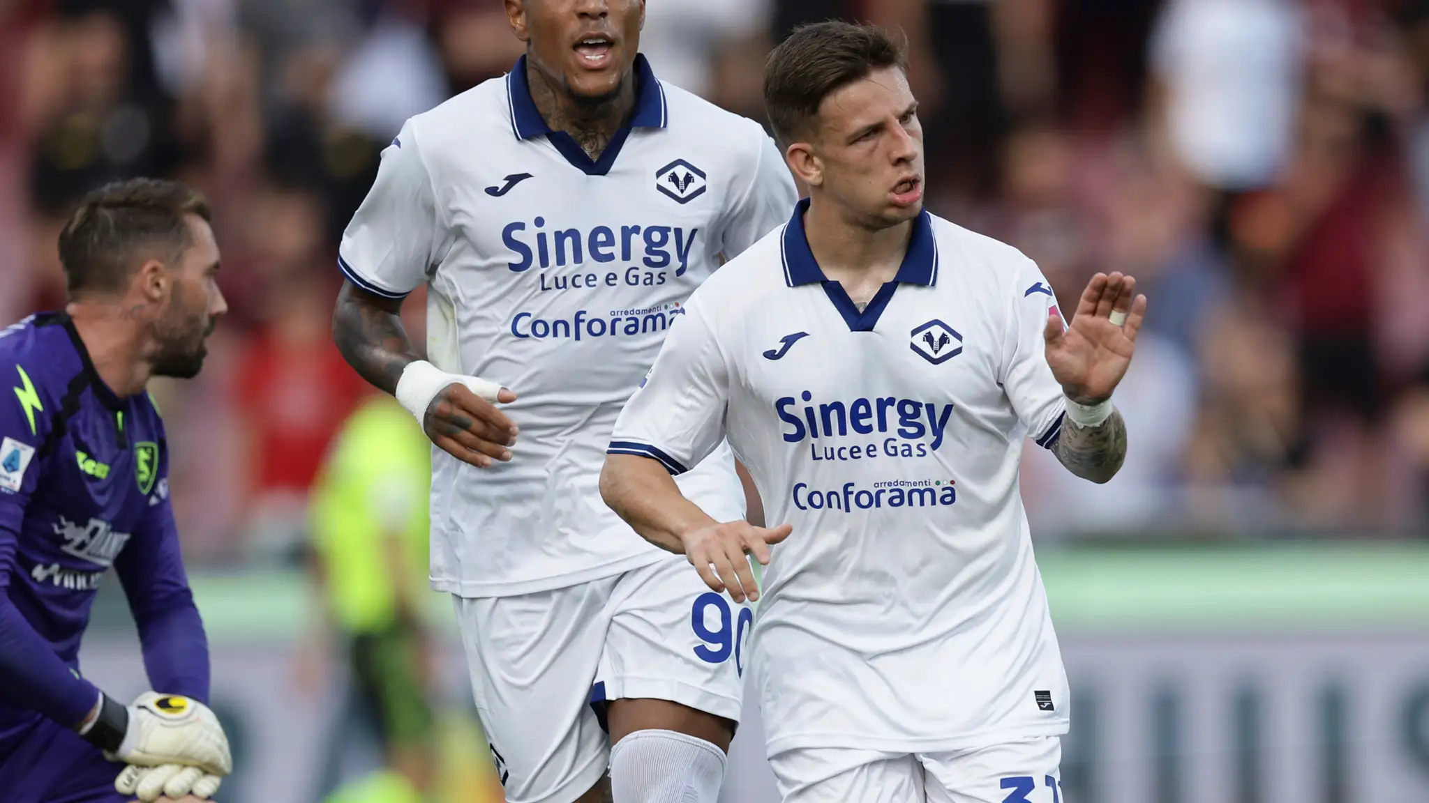 Slovenský futbalista v drese Verony Tomáš Suslov sa teší po strelení gólu.