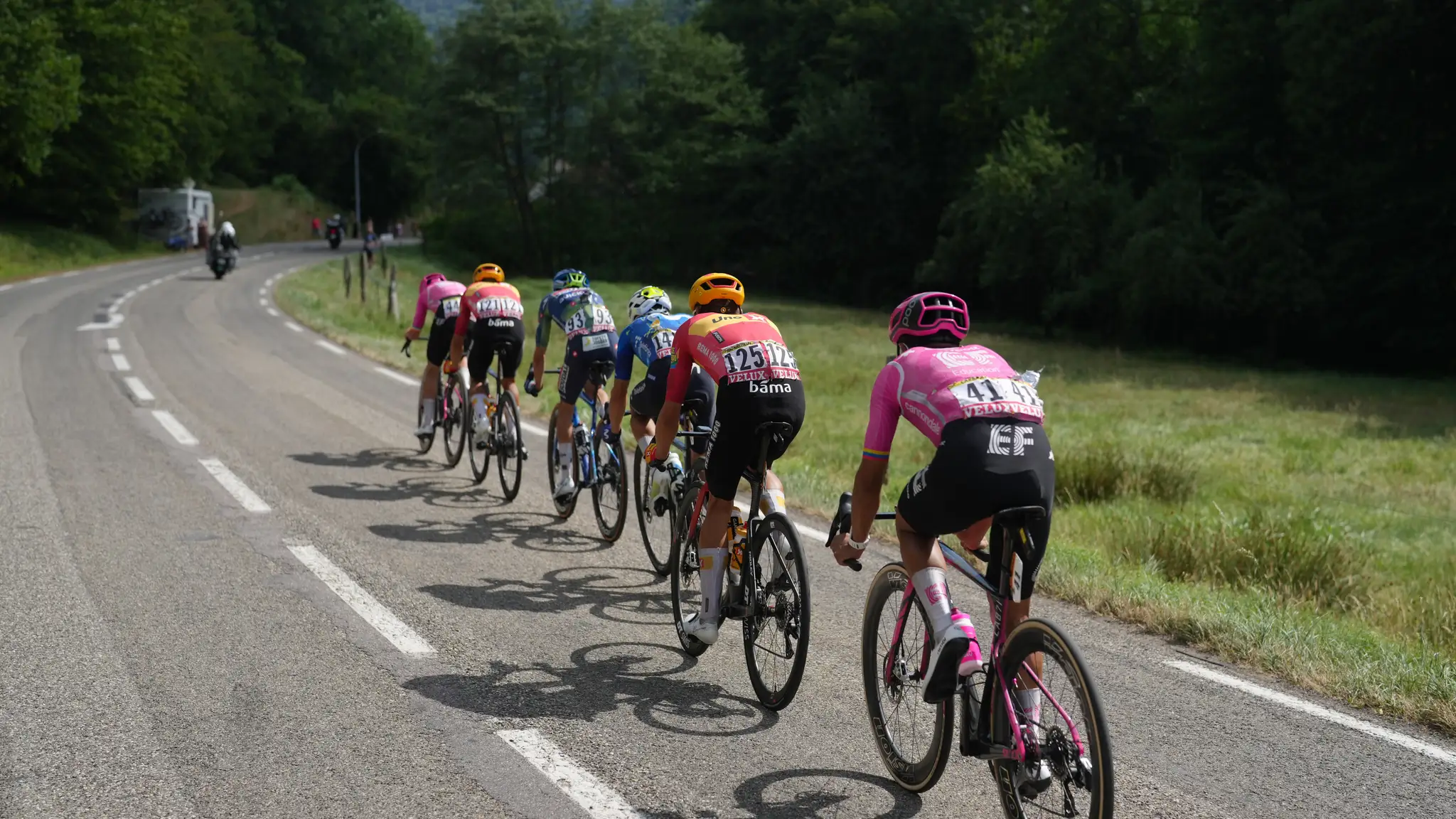 Cyklisti počas etapy na Tour de France.