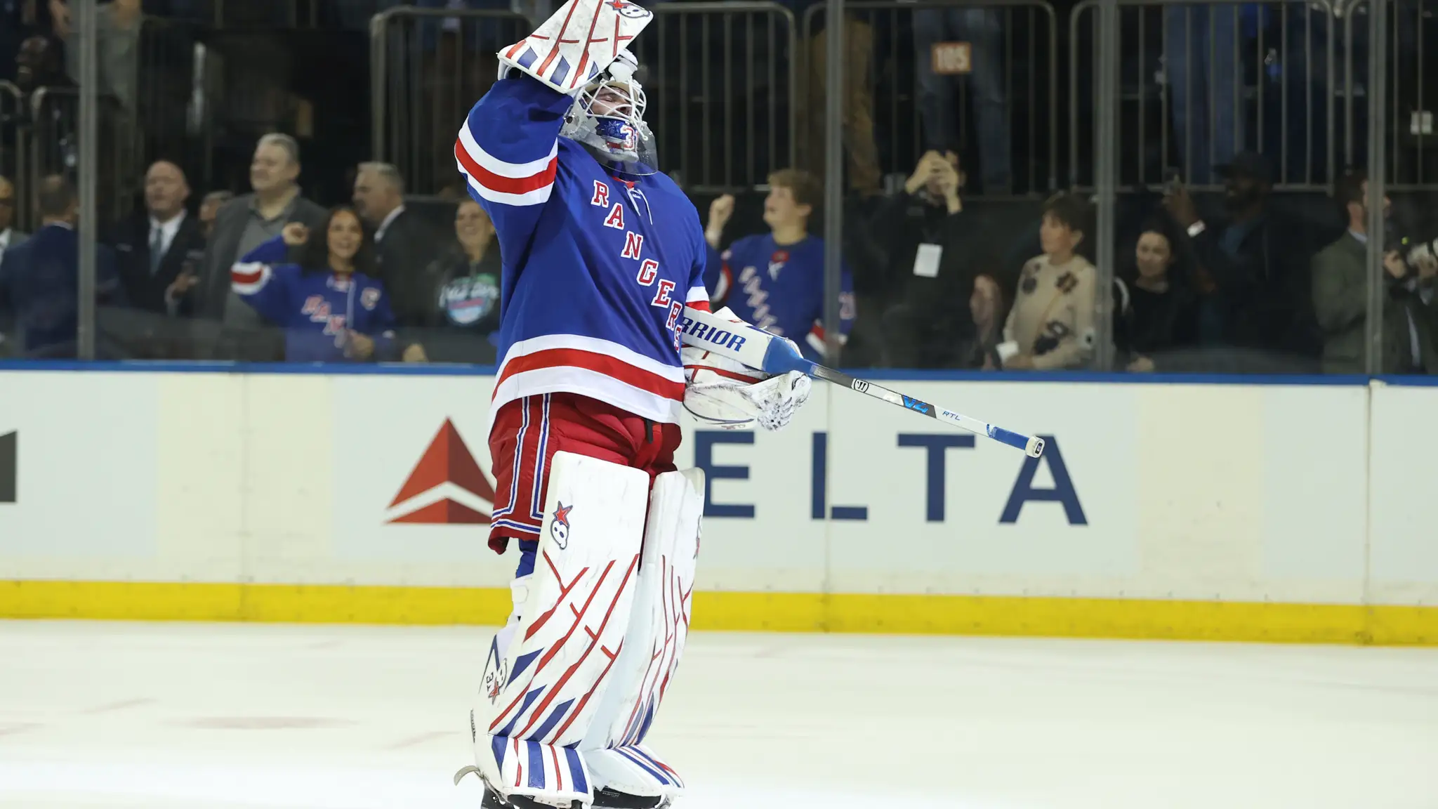 Brankár New Yorku Rangers Igor Šesťorkin.