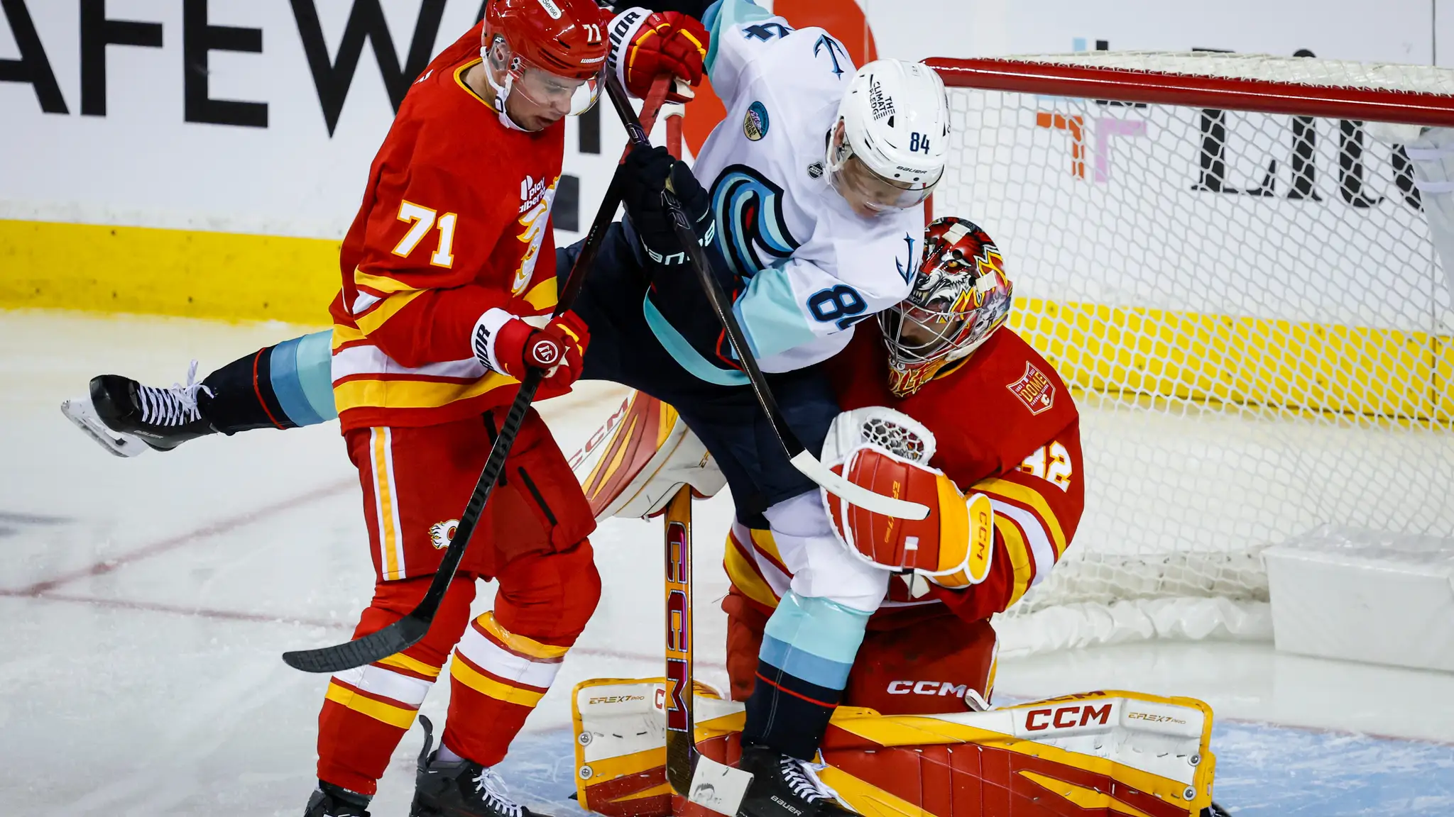 Na snímke slovenský hokejista v drese Calgary Flames Šimon Nemec (vľavo), hráč Seattlu Kraken Kaapo Kakko.
