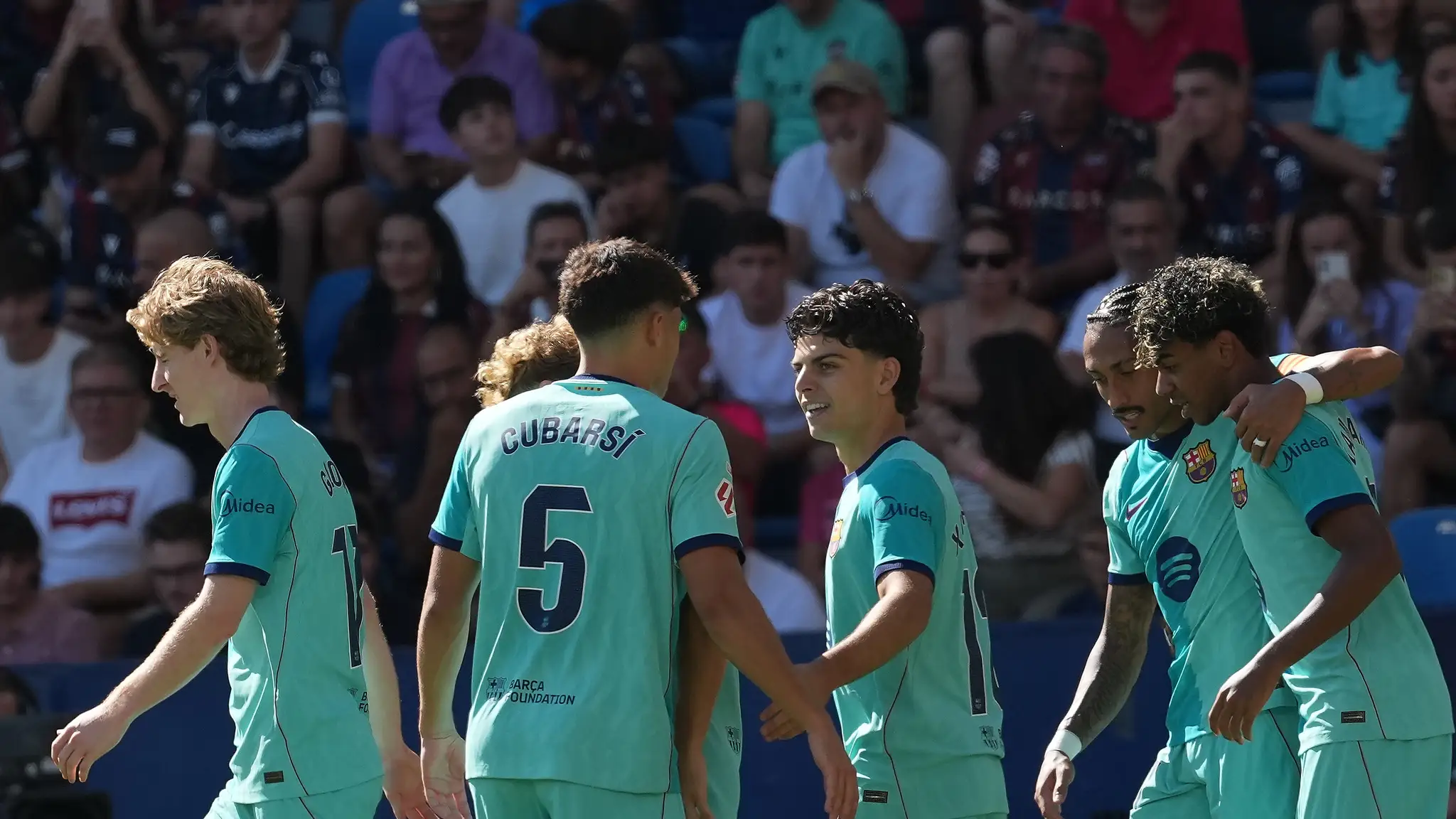 Futbalisti Barcelony oslavujú gól.