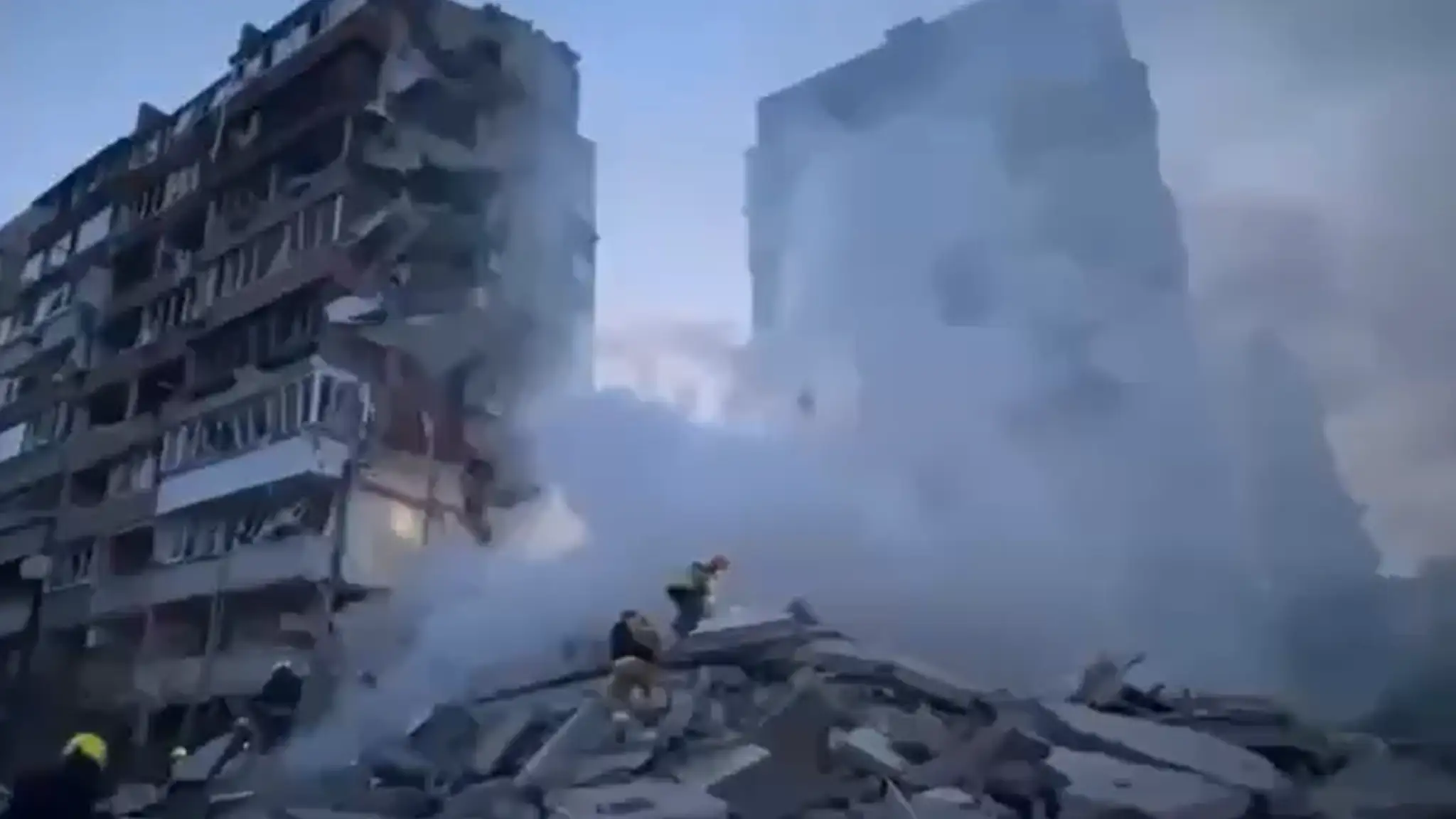 Zasiahnutá bytovka v Kyjeve.