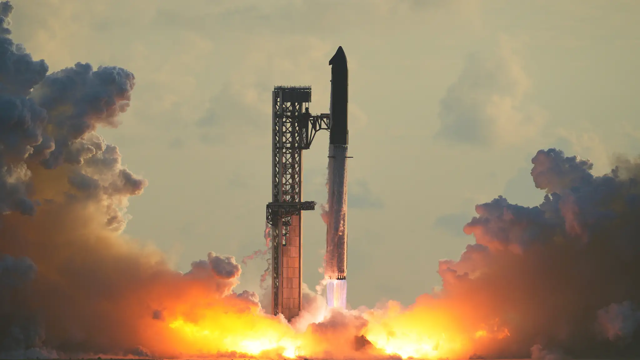 Mega raketa Starship spoločnosti SpaceX štartuje na skúšobný let zo Starbase v Texase.