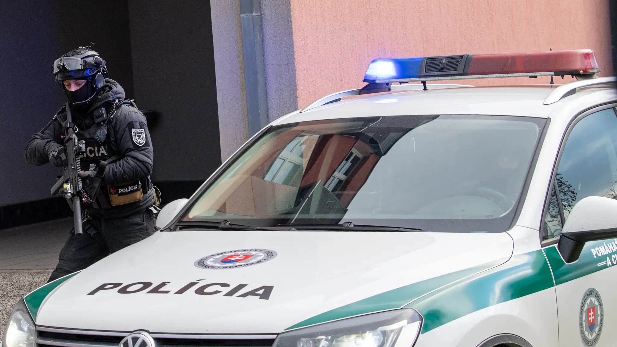 Policajné auto a kukláč